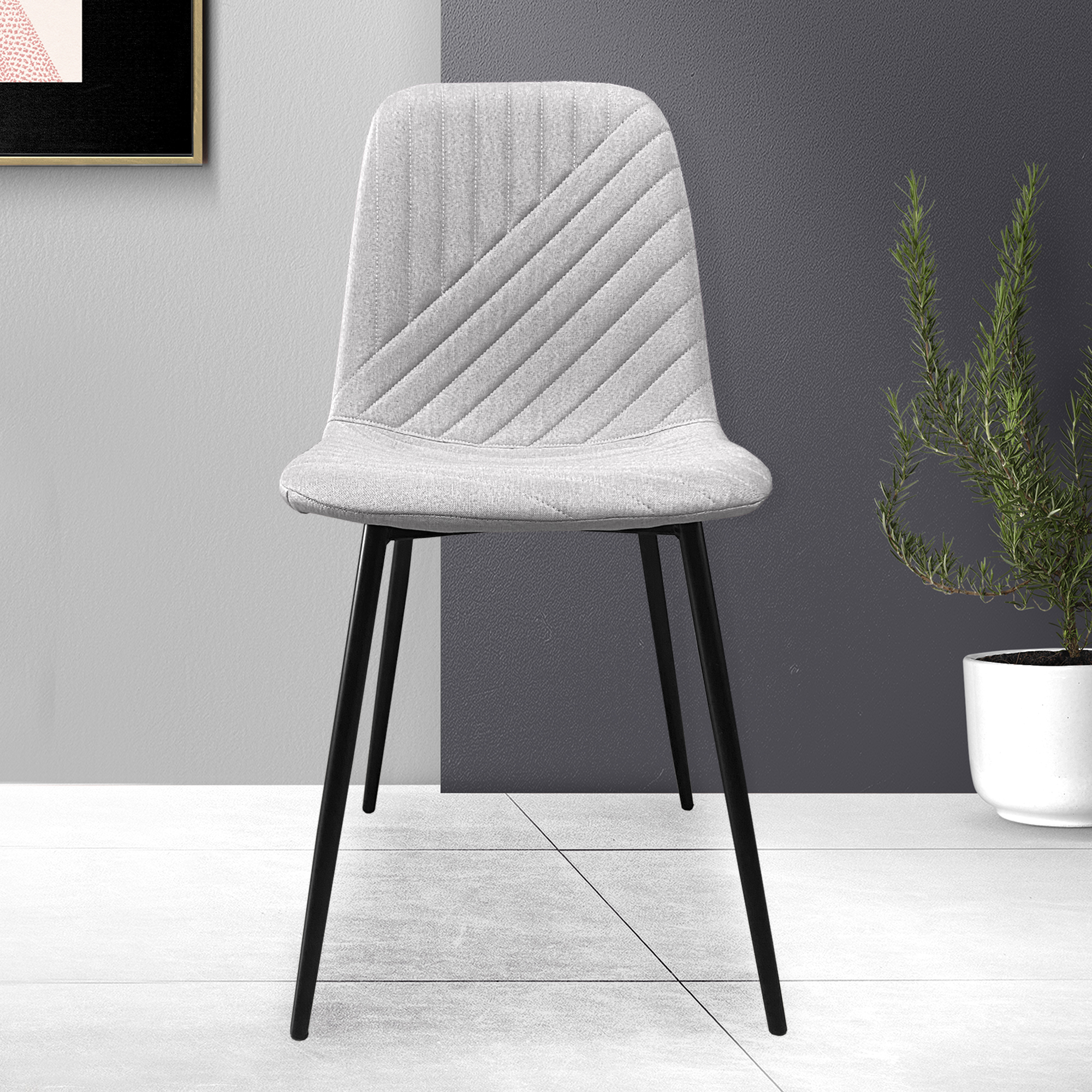 Una silla gris con patrón de diamantes sobre patas de metal negro.
