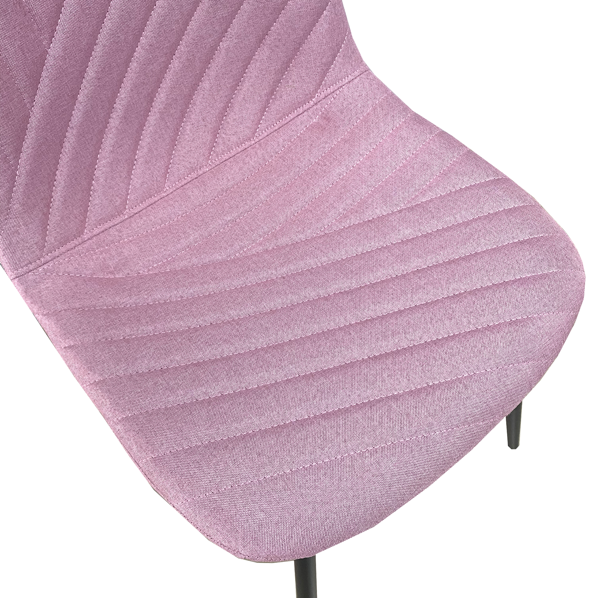 Una silla de tela rosa con pespuntes de rombos y patas negras.