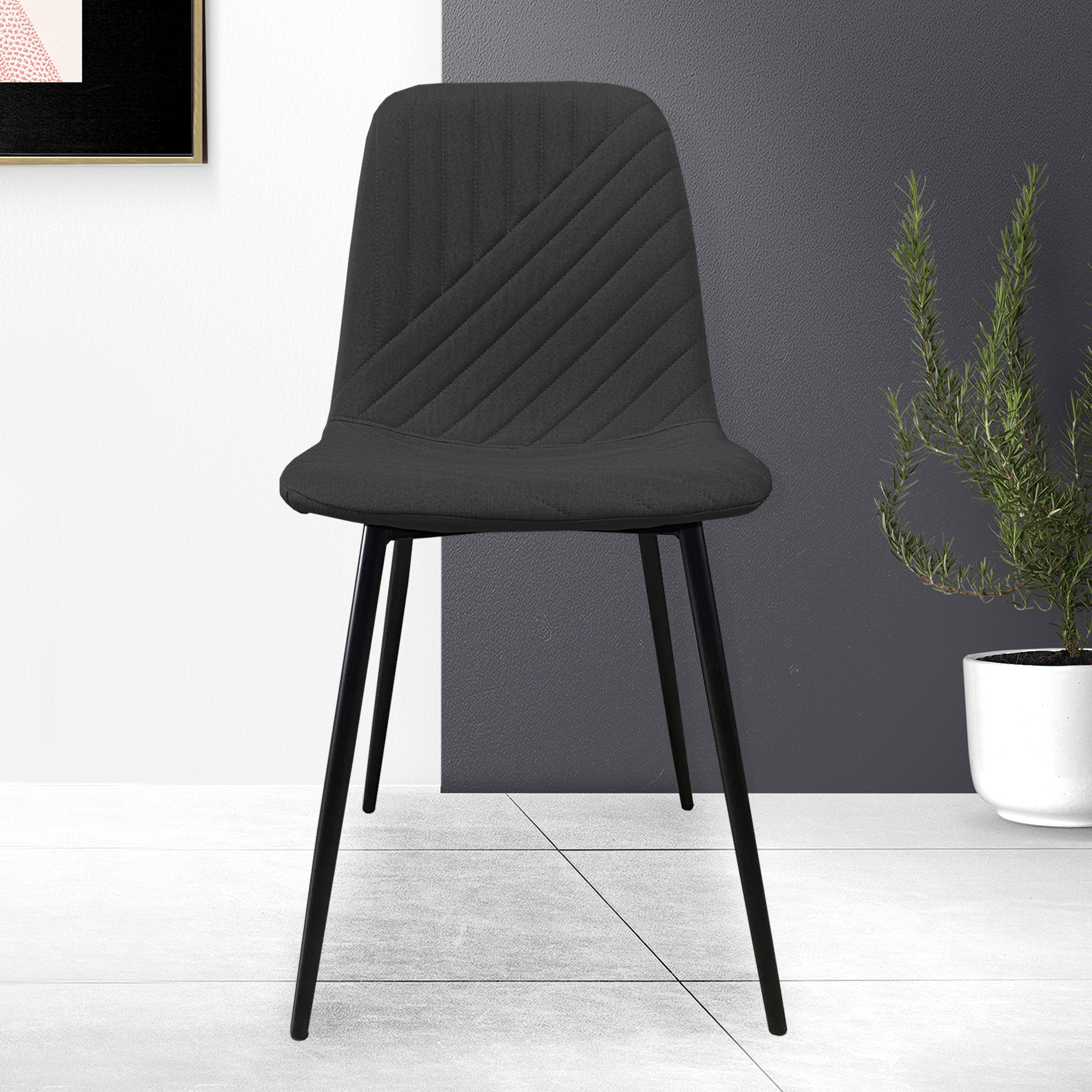 Una silla negra con asiento acolchado descansa sobre un suelo claro.