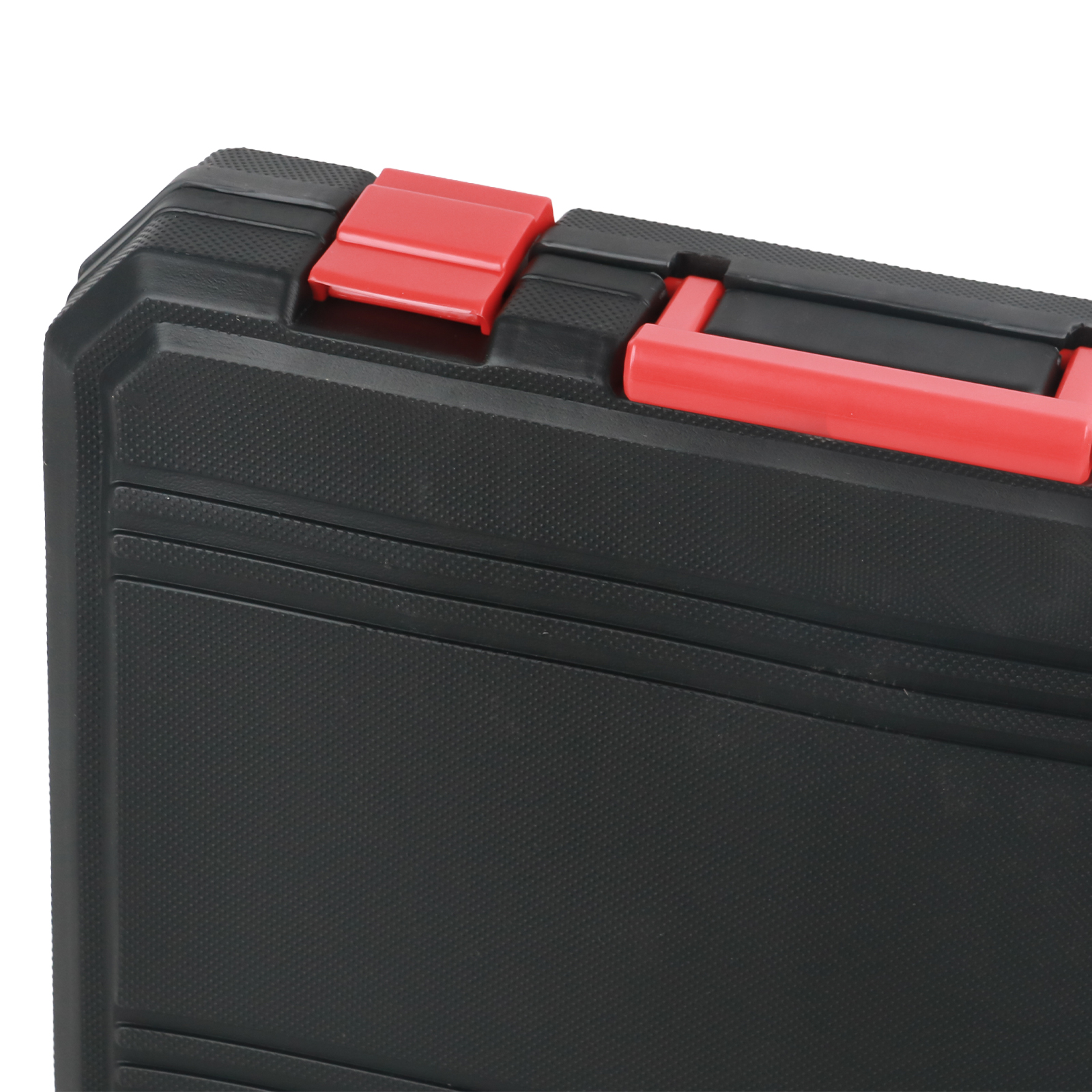 Estuche negro con pestillos y asa rojos.