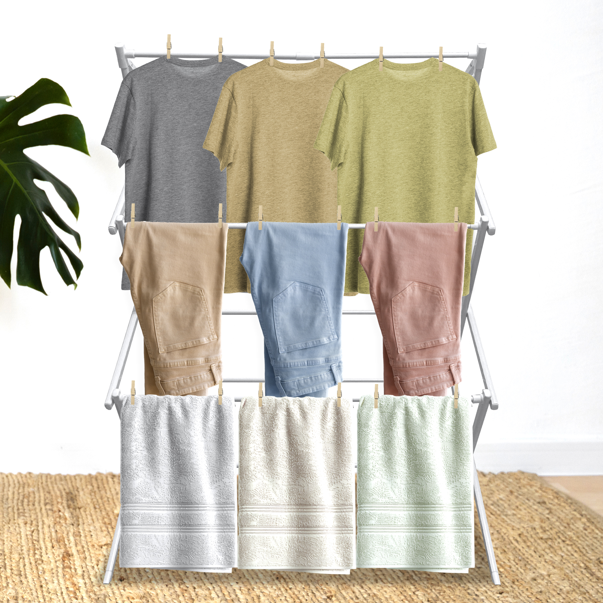Tres filas de ropa secándose en un tendedero: camisetas, pantalones y toallas.