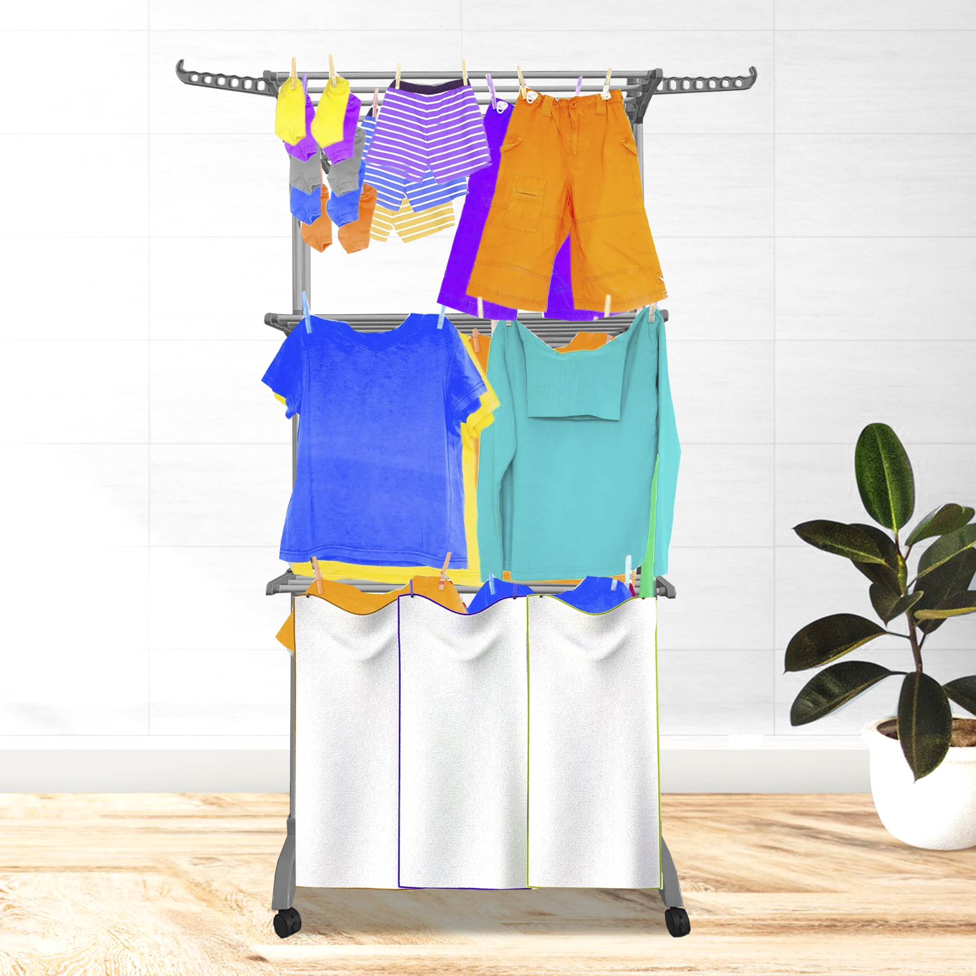 Un tendedero con ropa, calcetines y toallas.