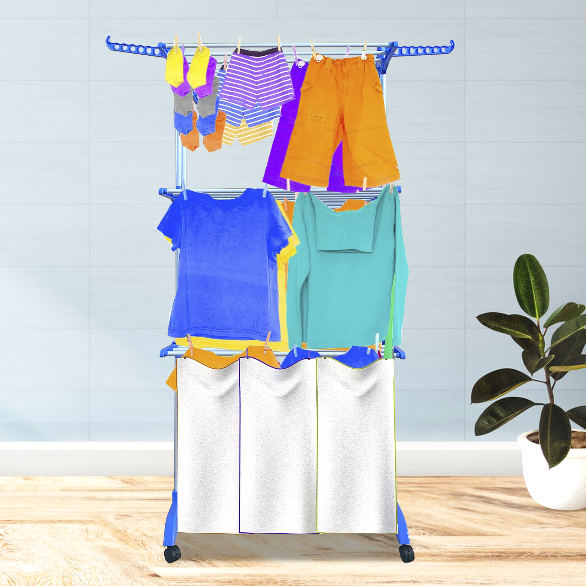 Tendedero con ropa colorida, calcetines, pantalones y toallas.