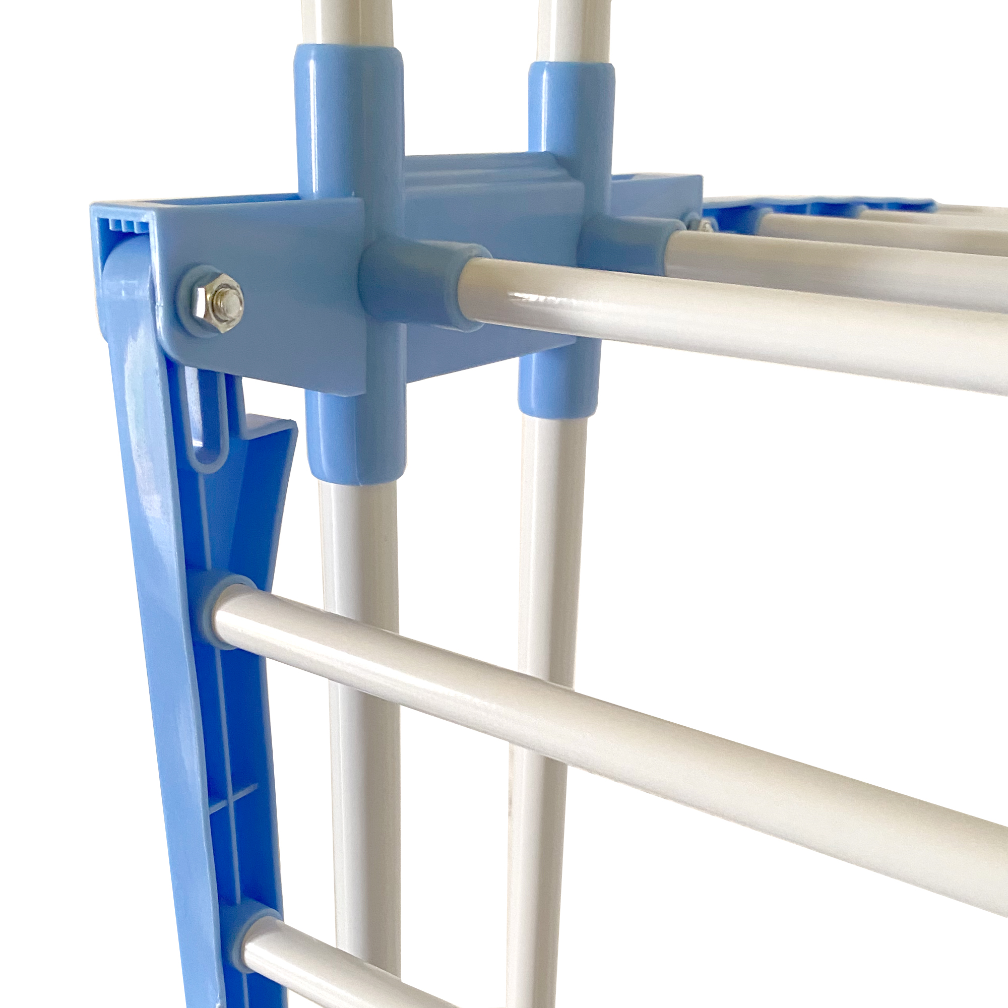 Primer plano de un tendedero azul y blanco con barras metálicas.