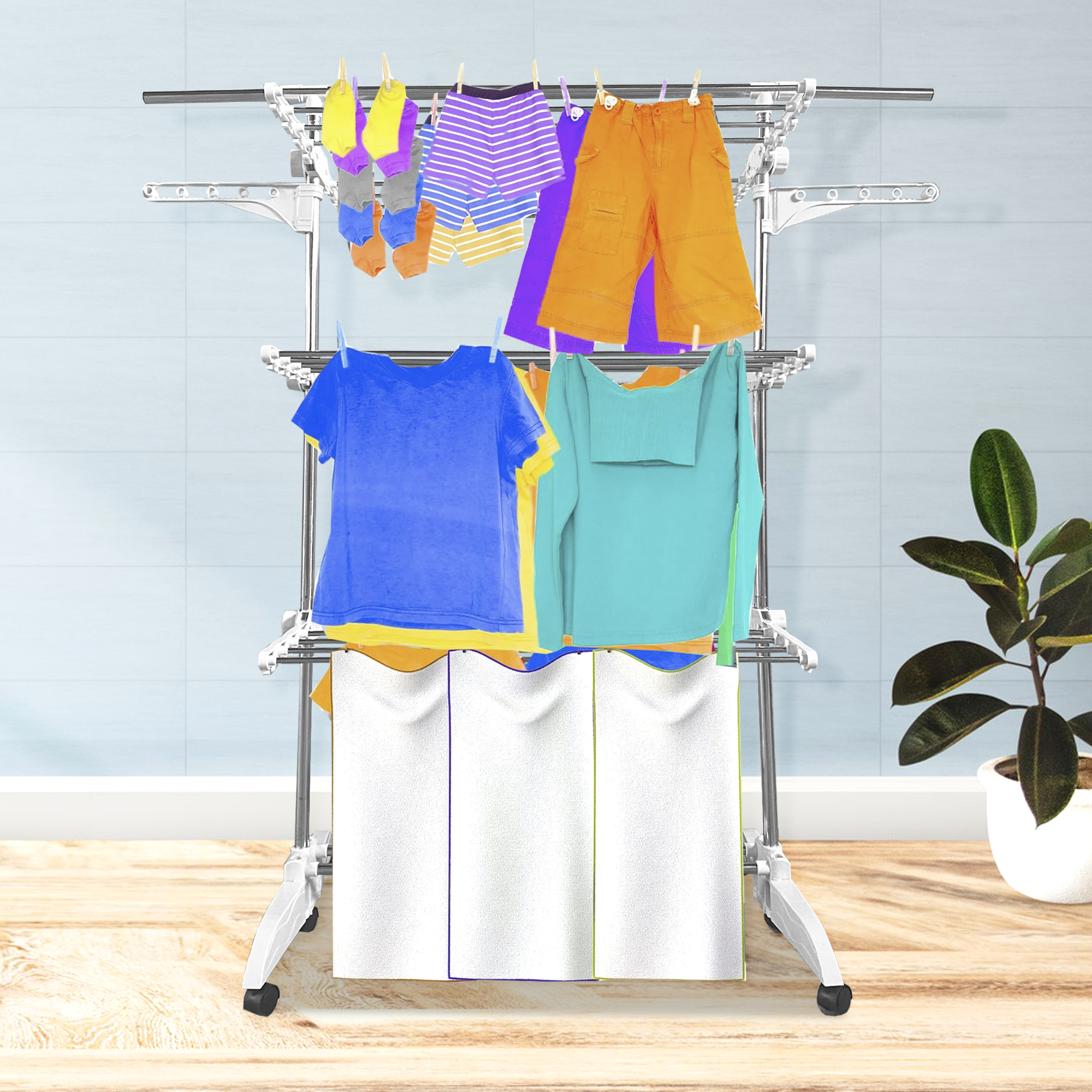 Un tendedero con ropa, calcetines y toallas en una habitación.