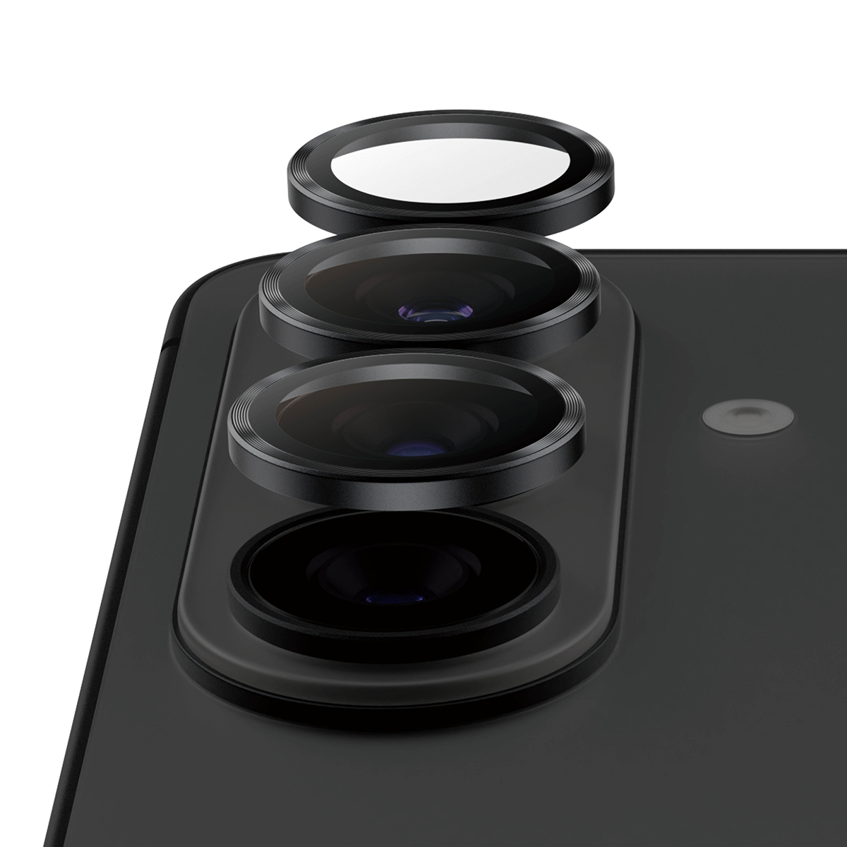 Tre obiettivi della fotocamera su uno smartphone nero, un obiettivo è staccato.