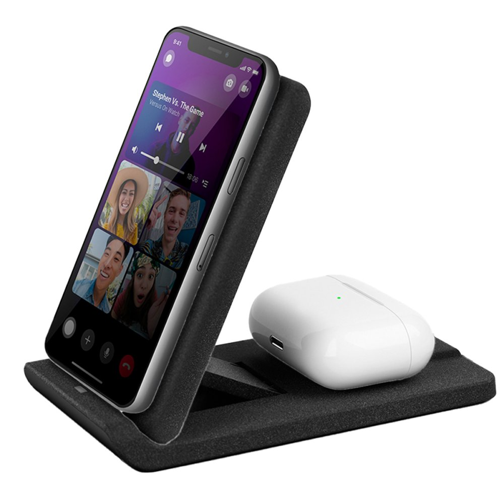Beyaz şarj kutusunun yanında siyah bir stantta duran bir akıllı telefon.