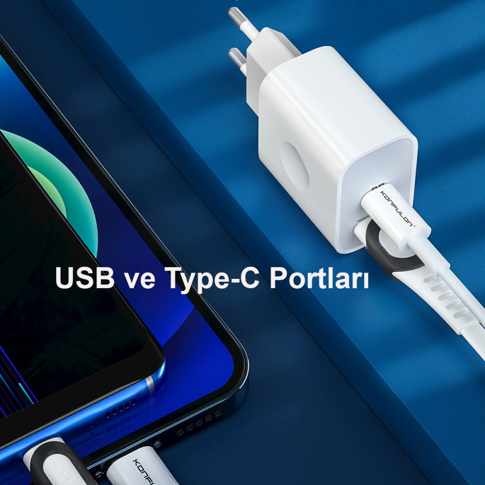 Akıllı telefona takılı USB-C ve USB-A portlu beyaz şarj cihazı.