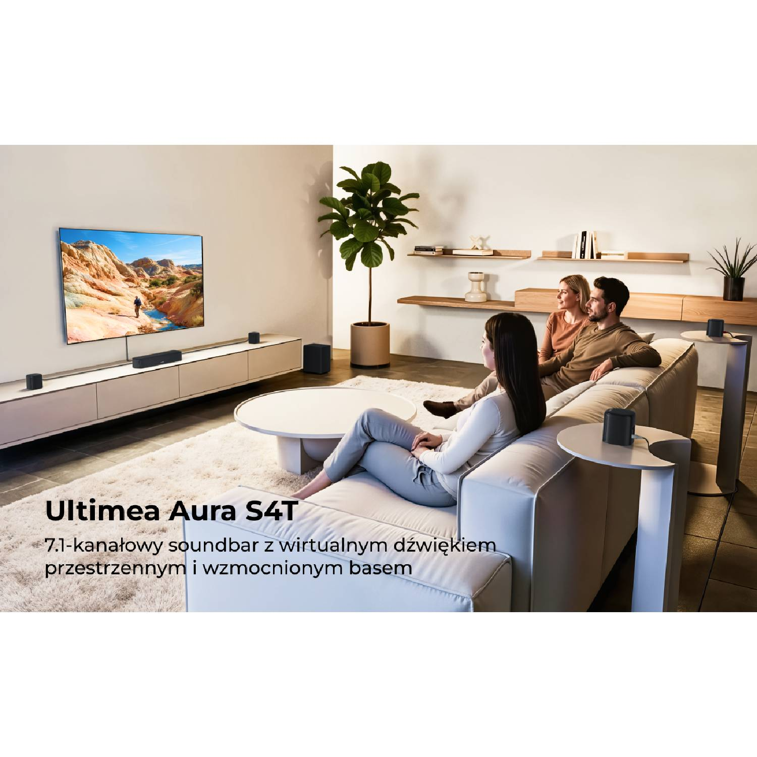 Para i kobieta siedzą na kanapie, oglądają telewizję. Widoczny jest system dźwięku przestrzennego.