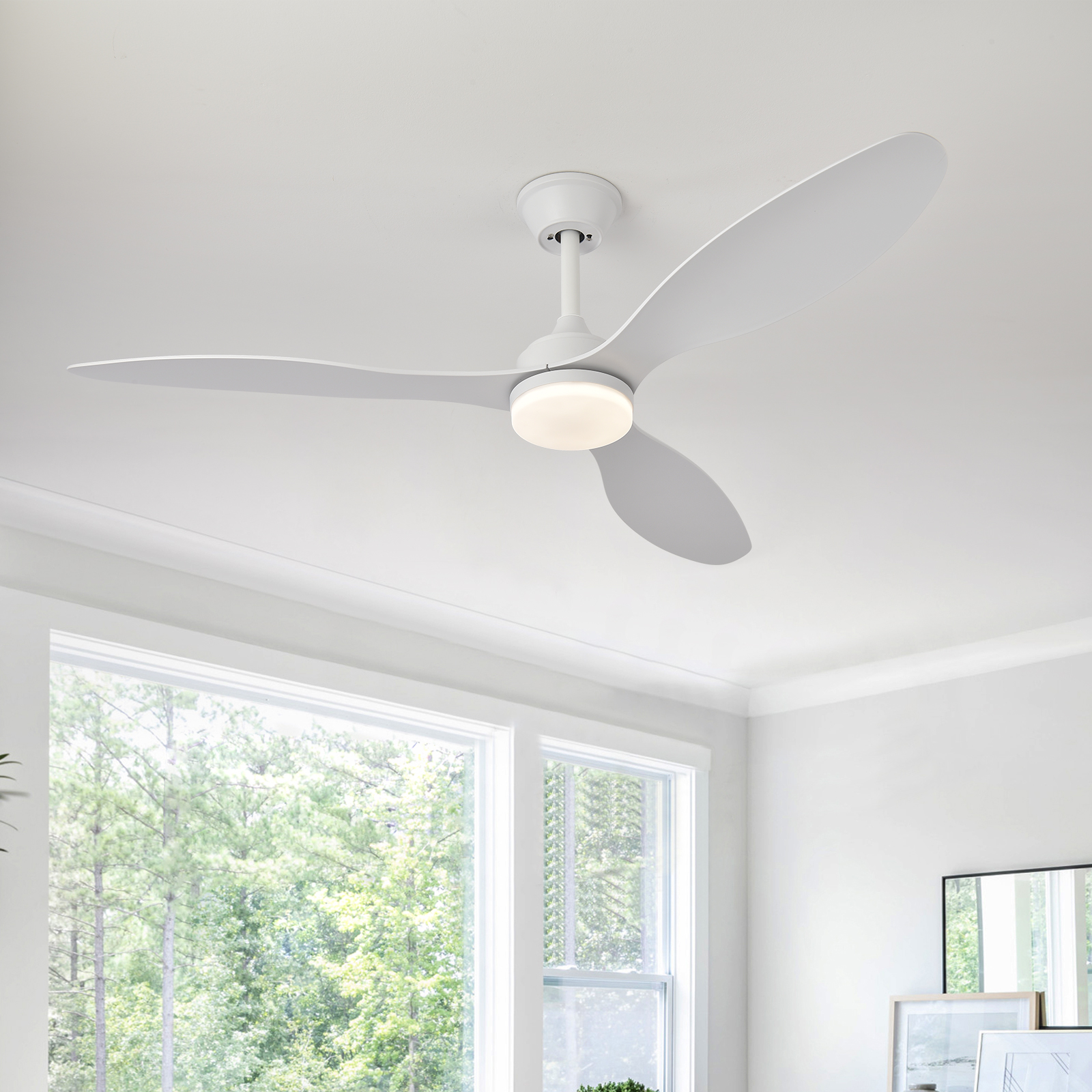 Un ventilador de techo blanco de tres aspas con luz integrada cuelga del techo.