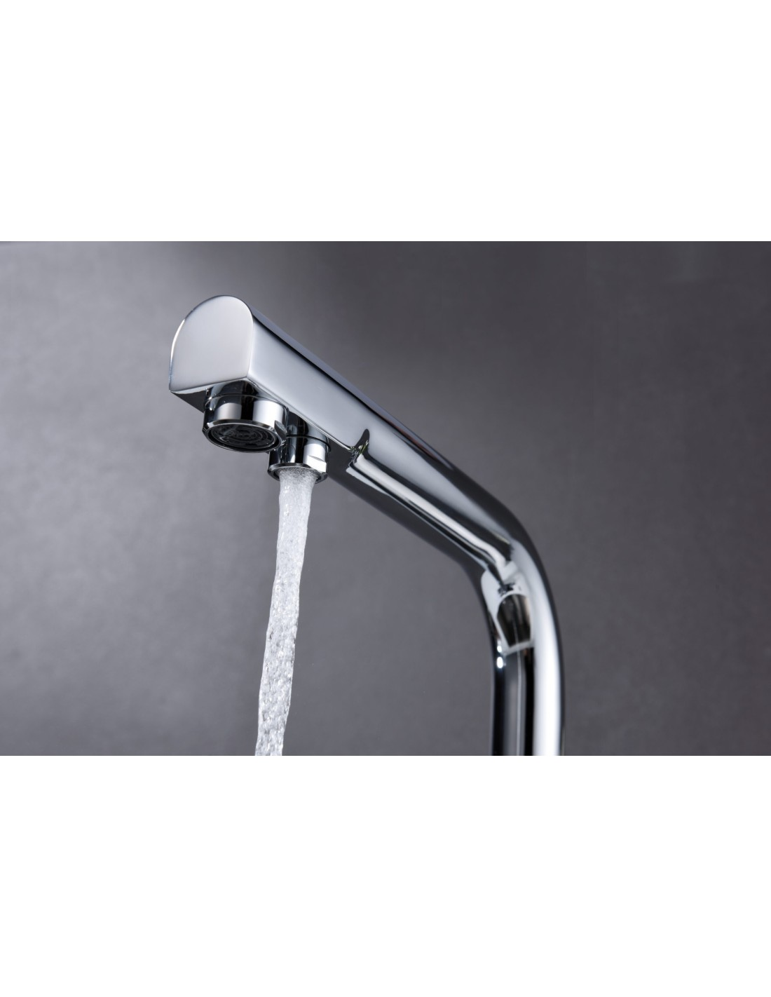 Un rubinetto cromato lucido con acqua che scorre.