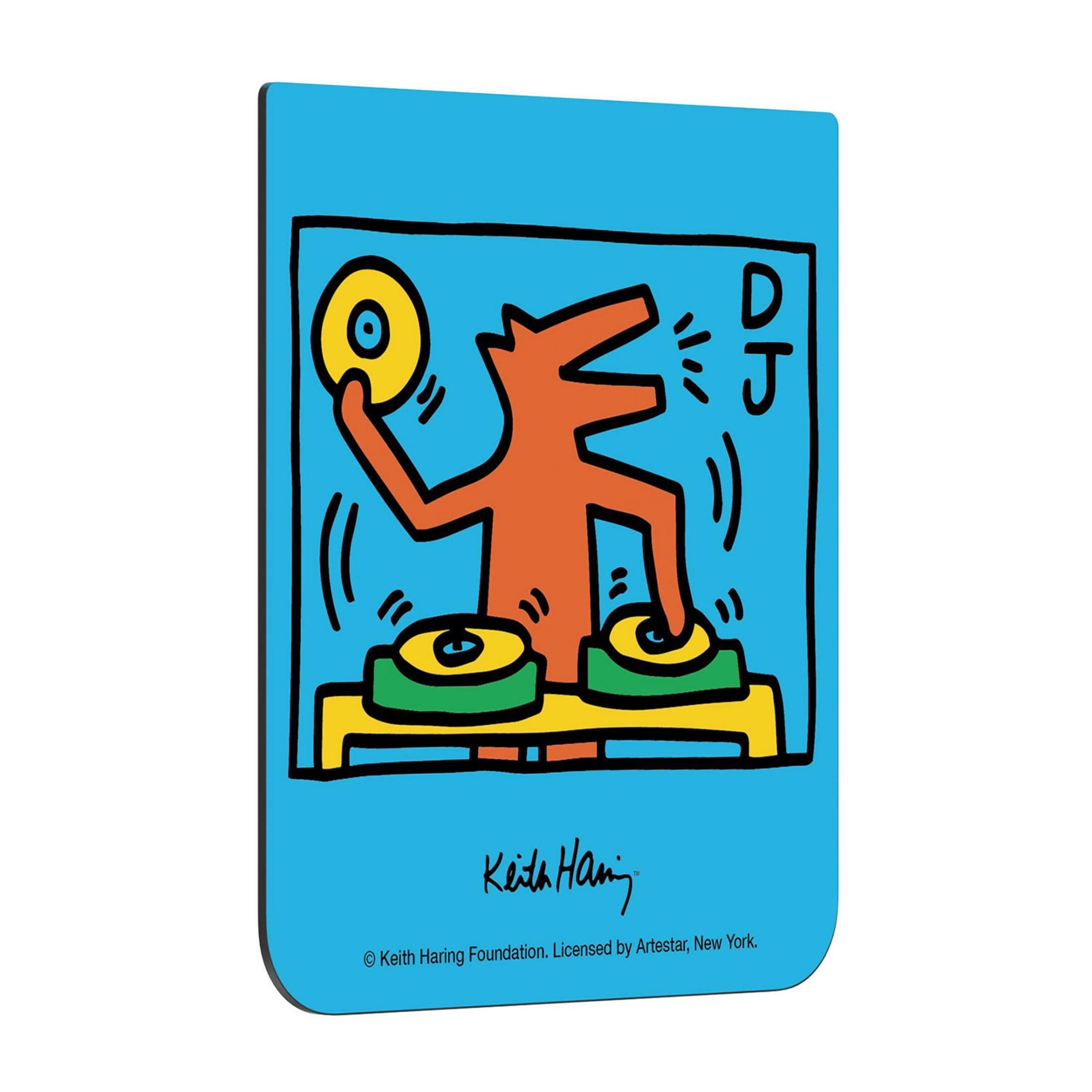 Figura de perro naranja con discos y platos de DJ sobre fondo azul.