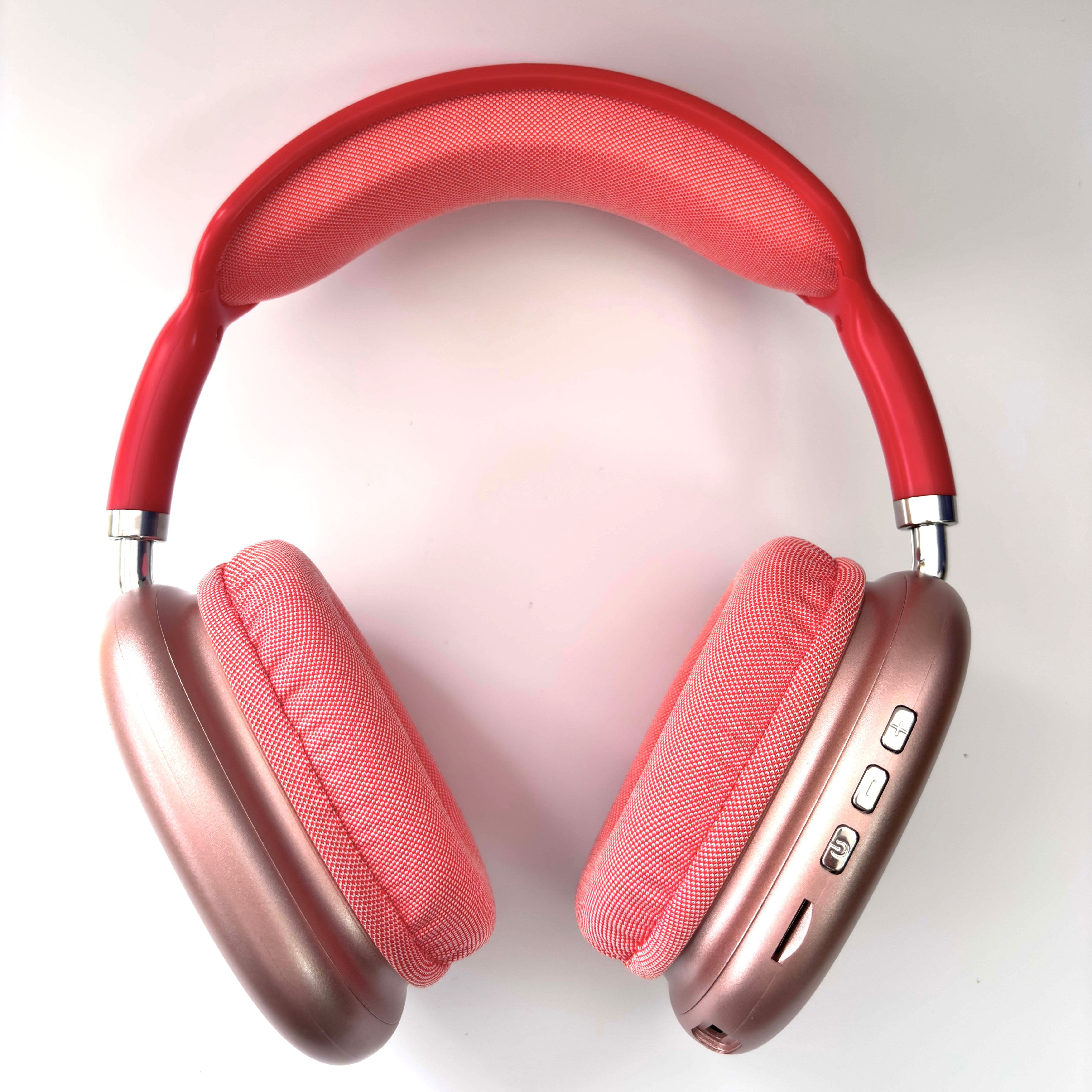 Auriculares rojos con detalles en oro rosa sobre fondo blanco.