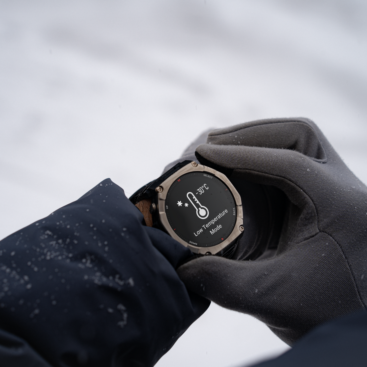 Person mit Handschuhen hält eine Smartwatch, die -30°C anzeigt.
