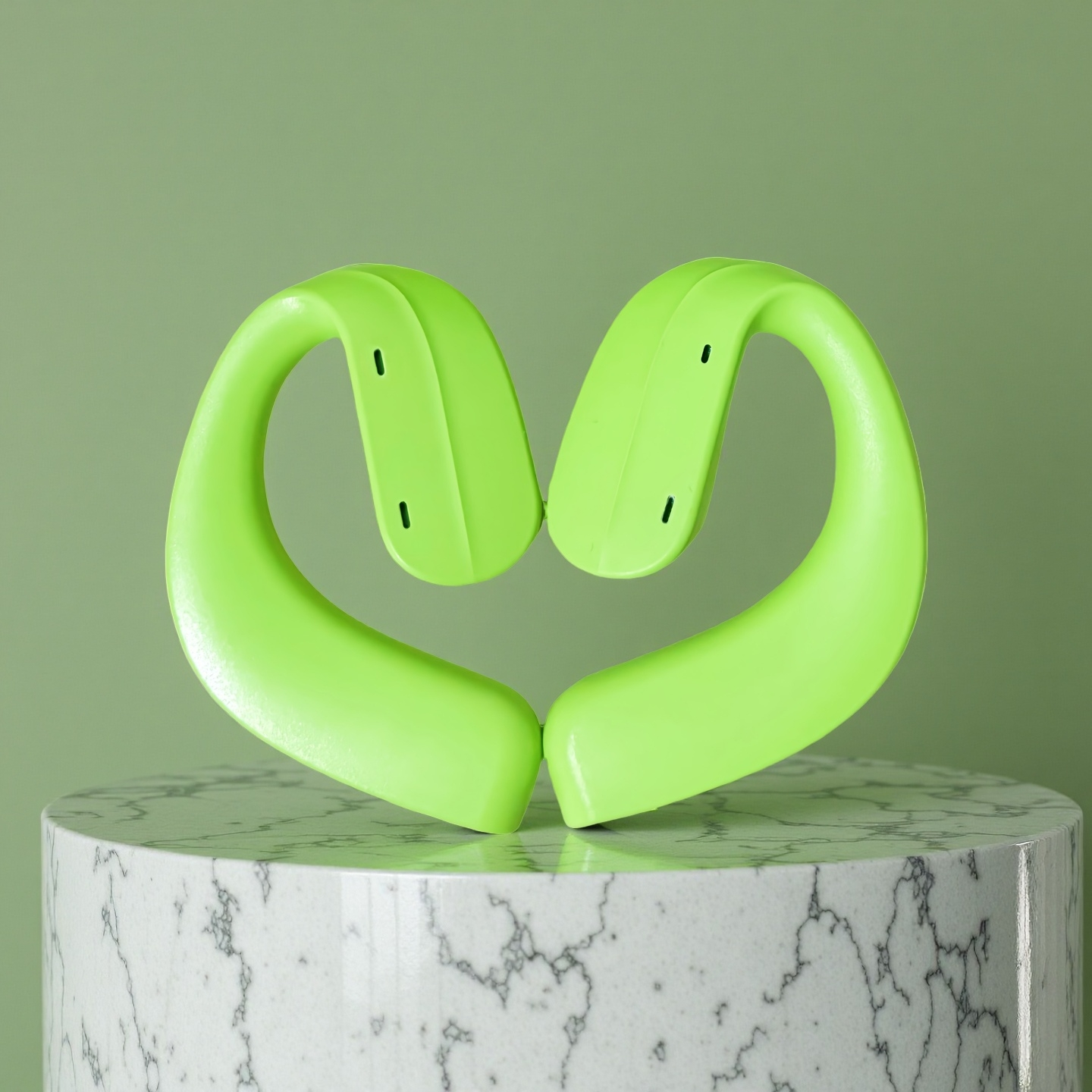 Dos auriculares verdes en forma de corazón sobre un pedestal de mármol.