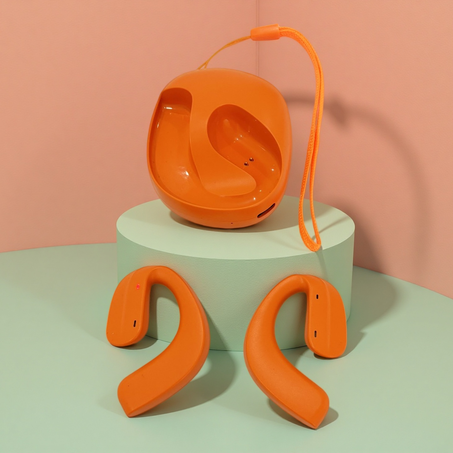Auriculares y estuche de carga naranjas sobre fondo pastel.