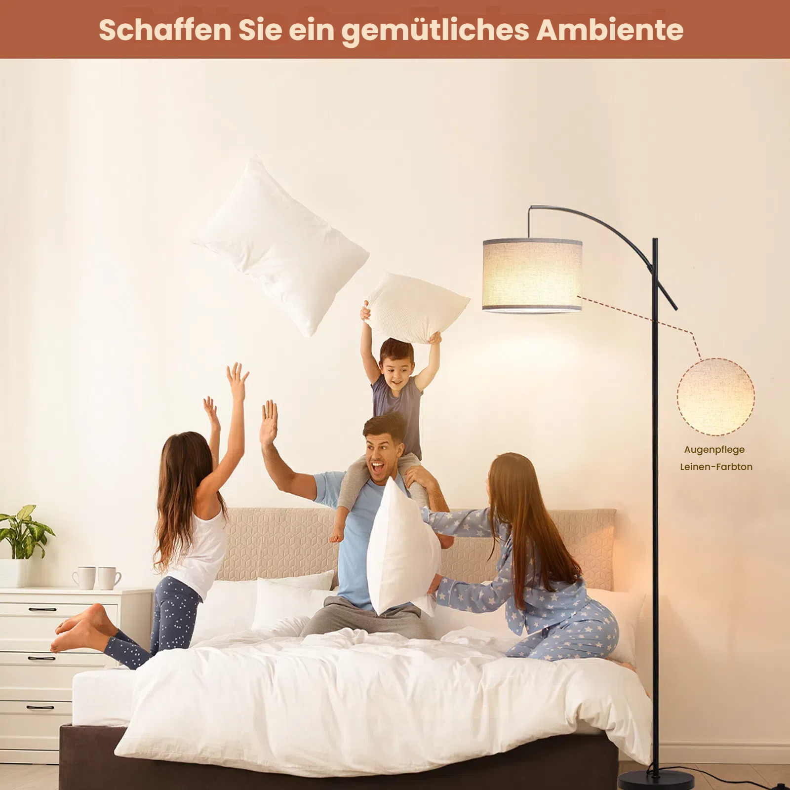 Familie hat Spaß auf dem Bett mit Kissen, ein Bogenlampe ist daneben.