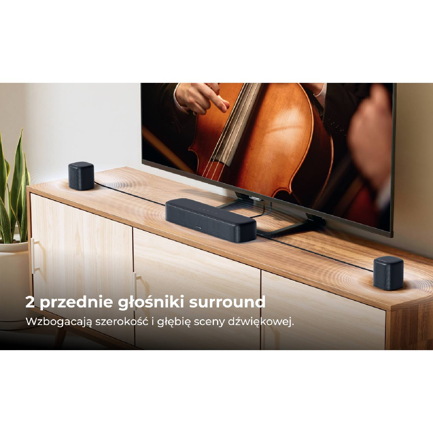 Trzy czarne głośniki i telewizor pokazujący wiolonczelistę na drewnianej szafce.
