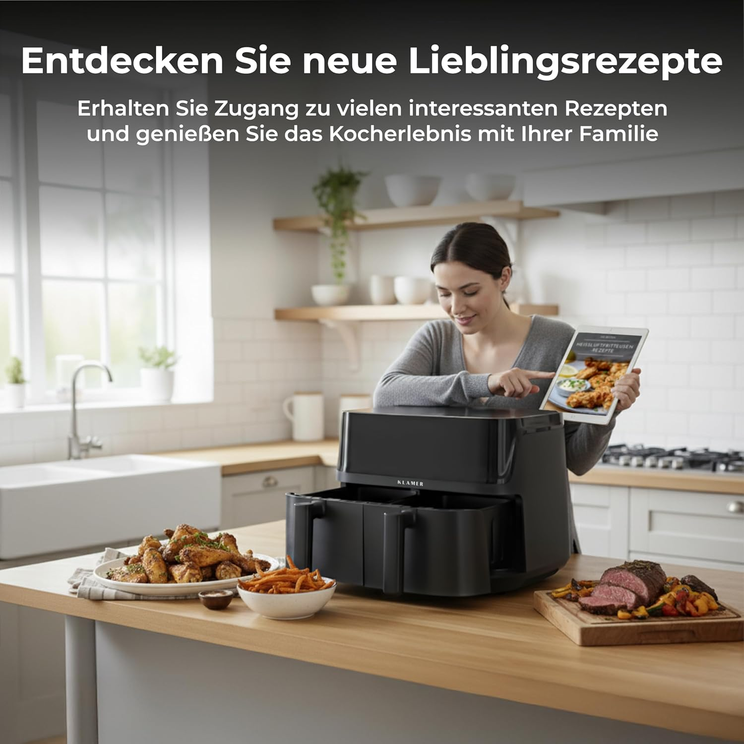 Frau in Küche mit Heißluftfritteuse, Rezeptbuch und gebratenem Essen.