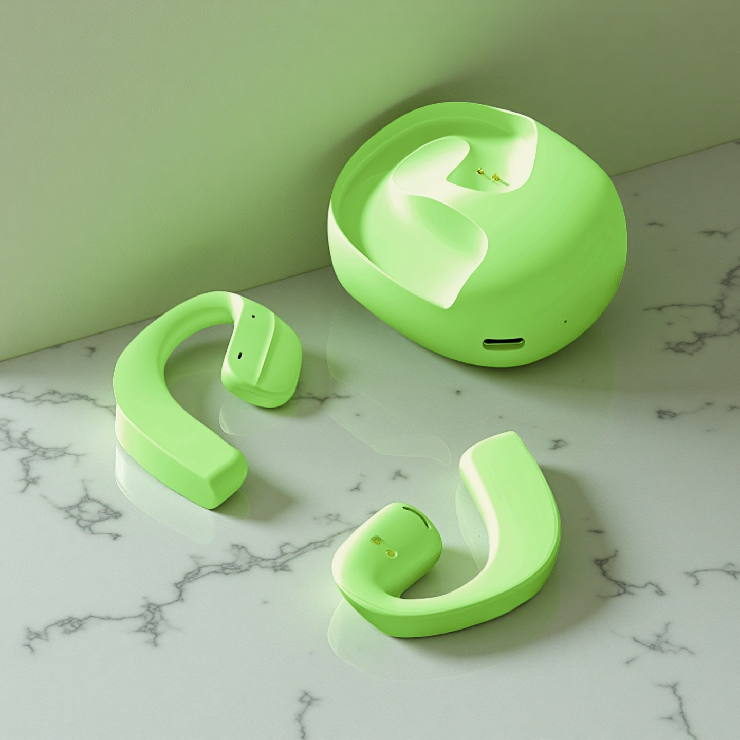 Auriculares verdes y estuche de carga sobre mármol.