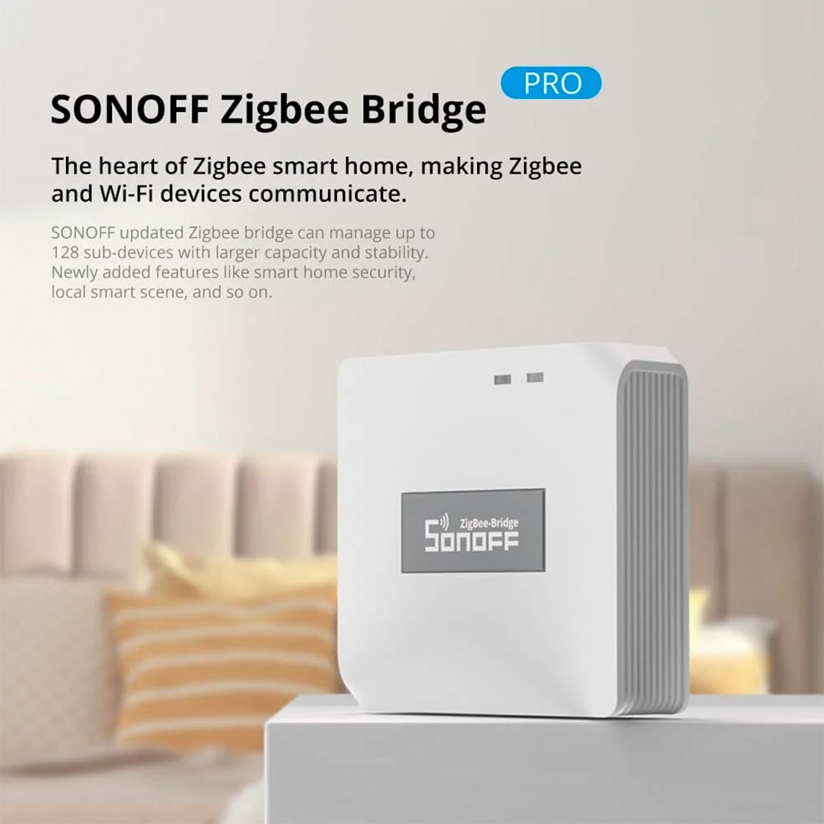 Biały SONOFF Zigbee Bridge na stole, z tekstem nad nim.