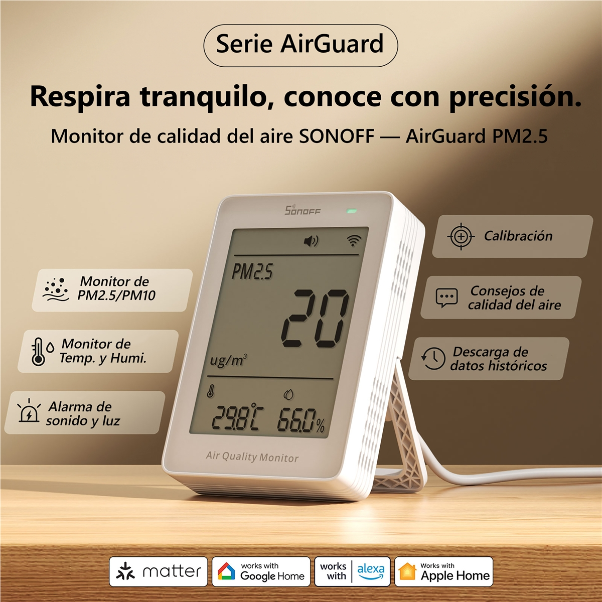 Un monitor de calidad del aire blanco con pantalla digital muestra niveles de PM2,5.
