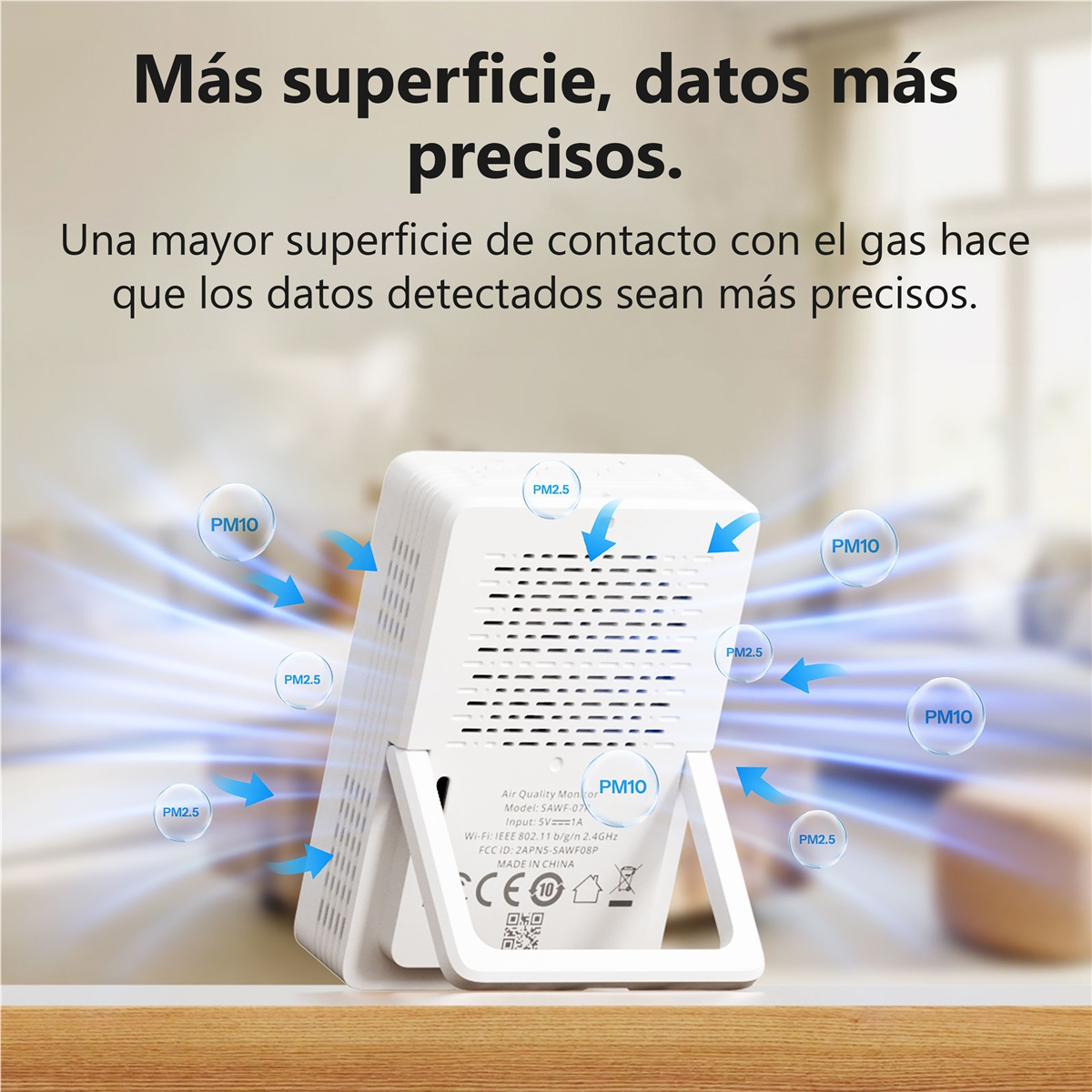 Un dispositivo blanco mide la calidad del aire, con flechas indicando PM2.5 y PM10.