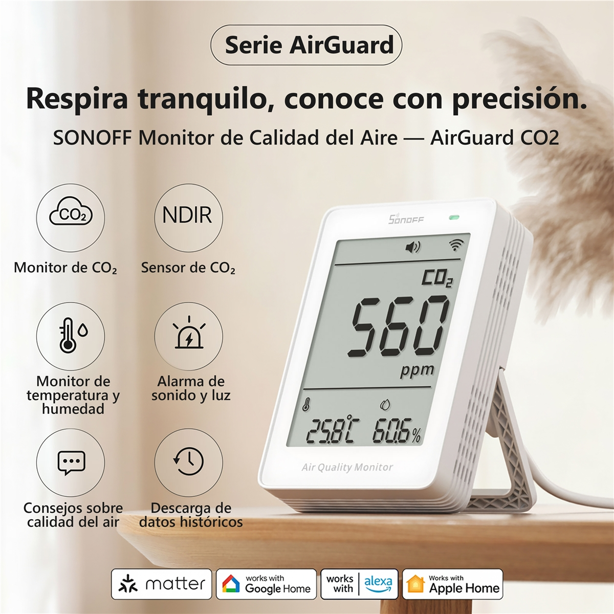 Monitor de calidad del aire SONOFF AirGuard CO2 muestra 560 ppm CO2, 25.8°C, 60.6% HR.