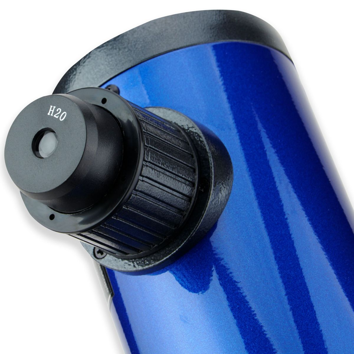 Ein blauer Teleskopkörper mit einem schwarzen Okular und der Markierung H20.