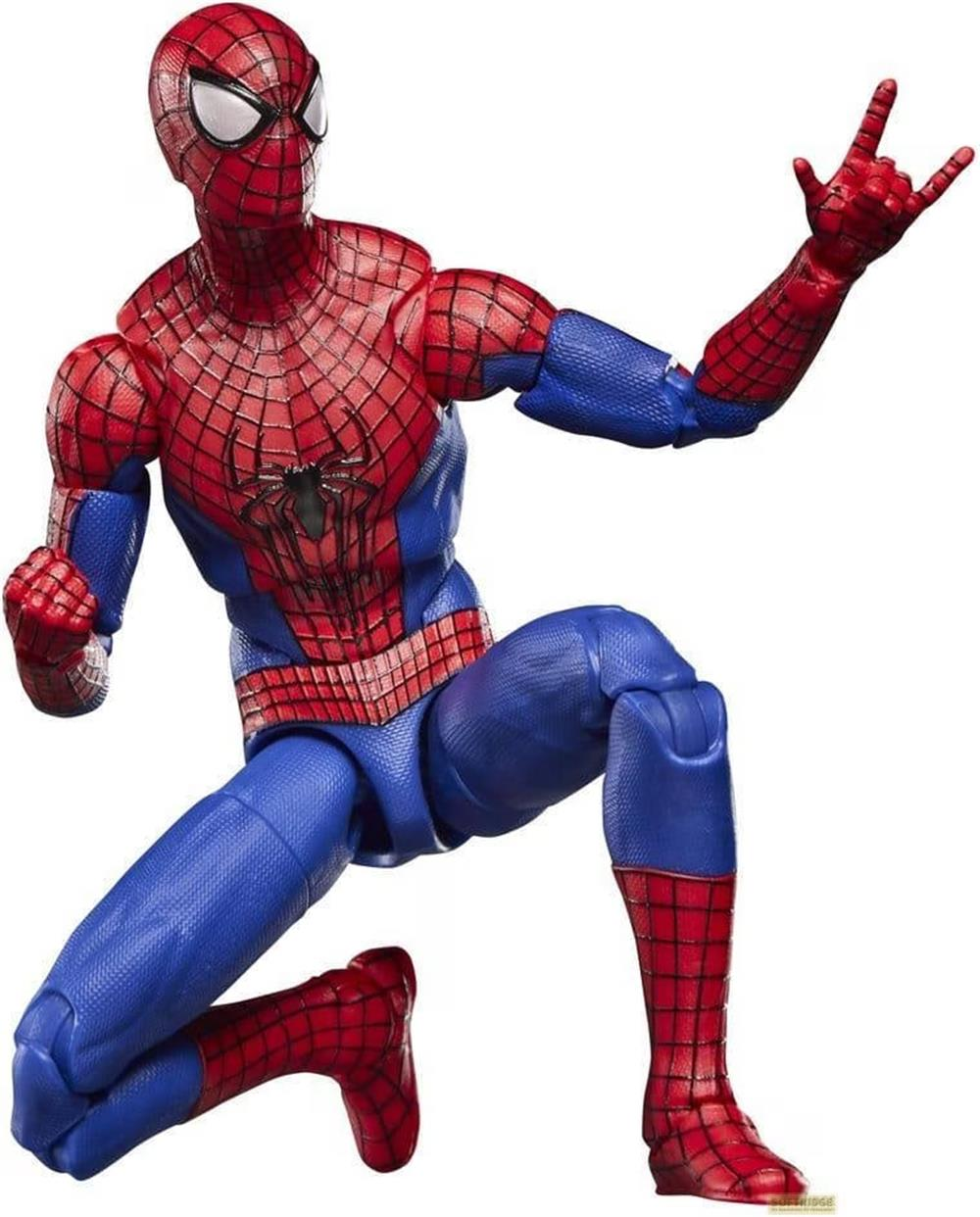 Figura de Spider-Man en rojo y azul, en pose de arrodillado, con patrón de red.