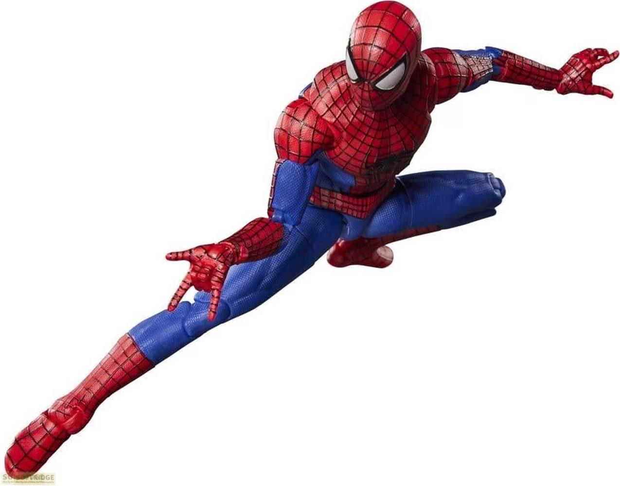 Spider-Man con traje rojo y azul posa dinámicamente sobre fondo blanco.