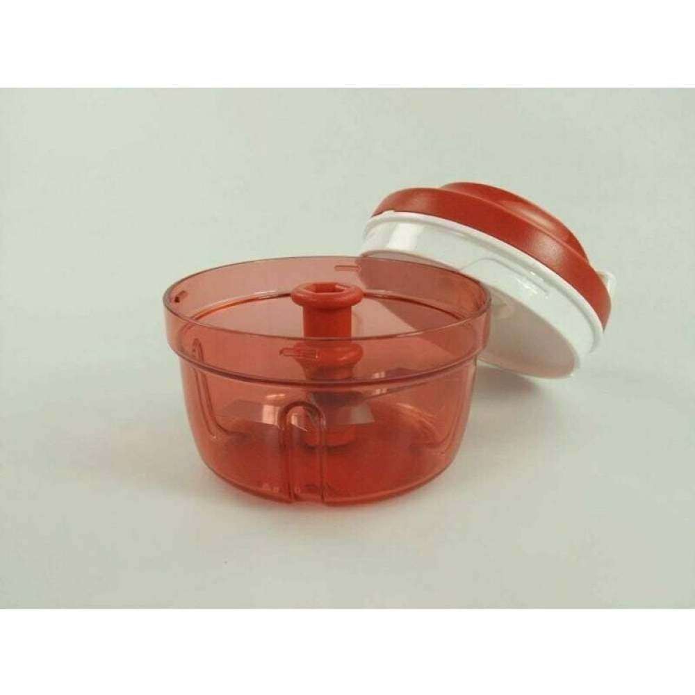 Ein roter transparenter Küchenschredder mit weißem und rotem Deckel auf hellem Hintergrund.