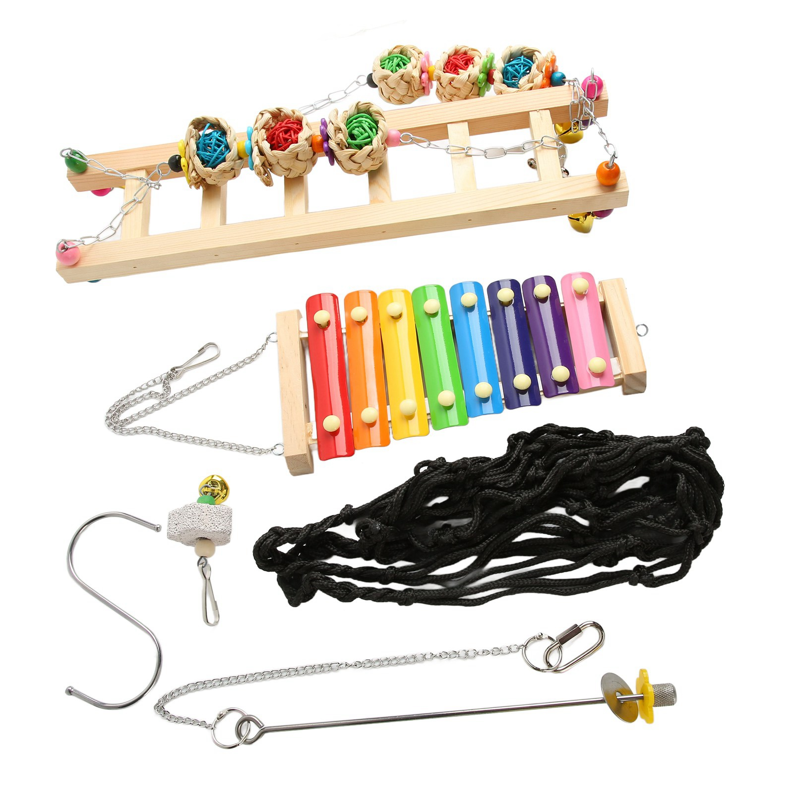 Holzleiter mit Körben, buntes Glockenspiel, schwarzes Netz und Zubehör.
