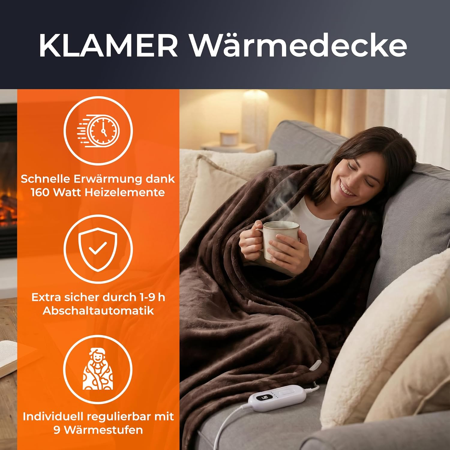 Eine Frau kuschelt sich in eine braune Decke, hält eine Tasse und lächelt.