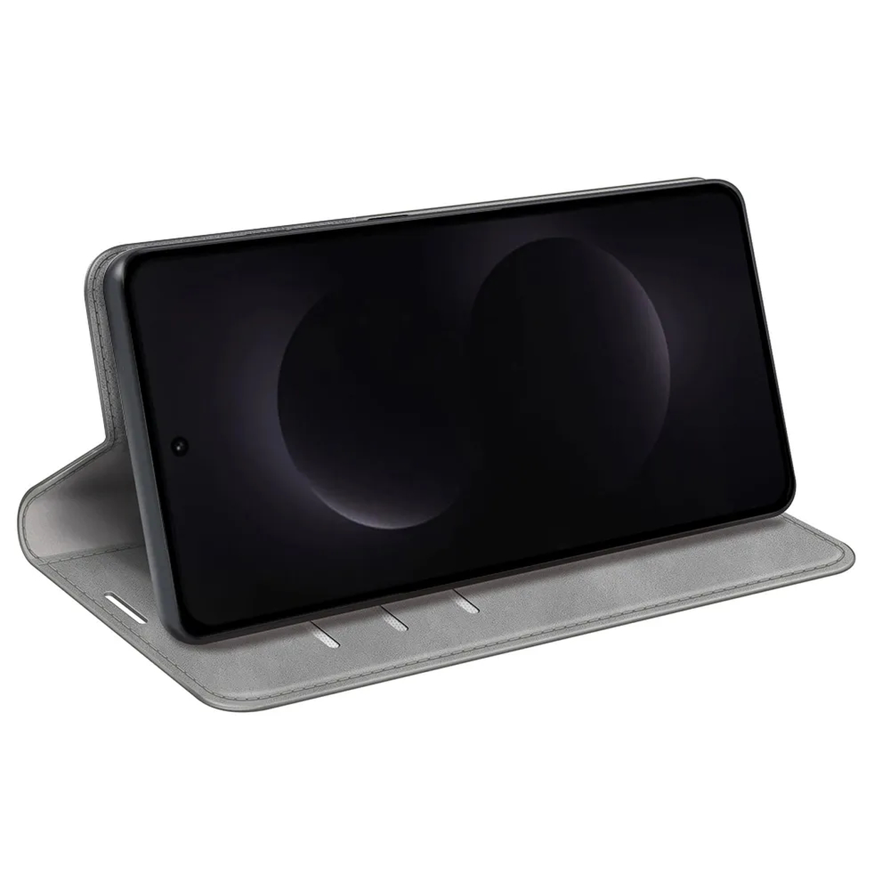 Een grijze smartphone in een open beschermhoes op witte achtergrond.