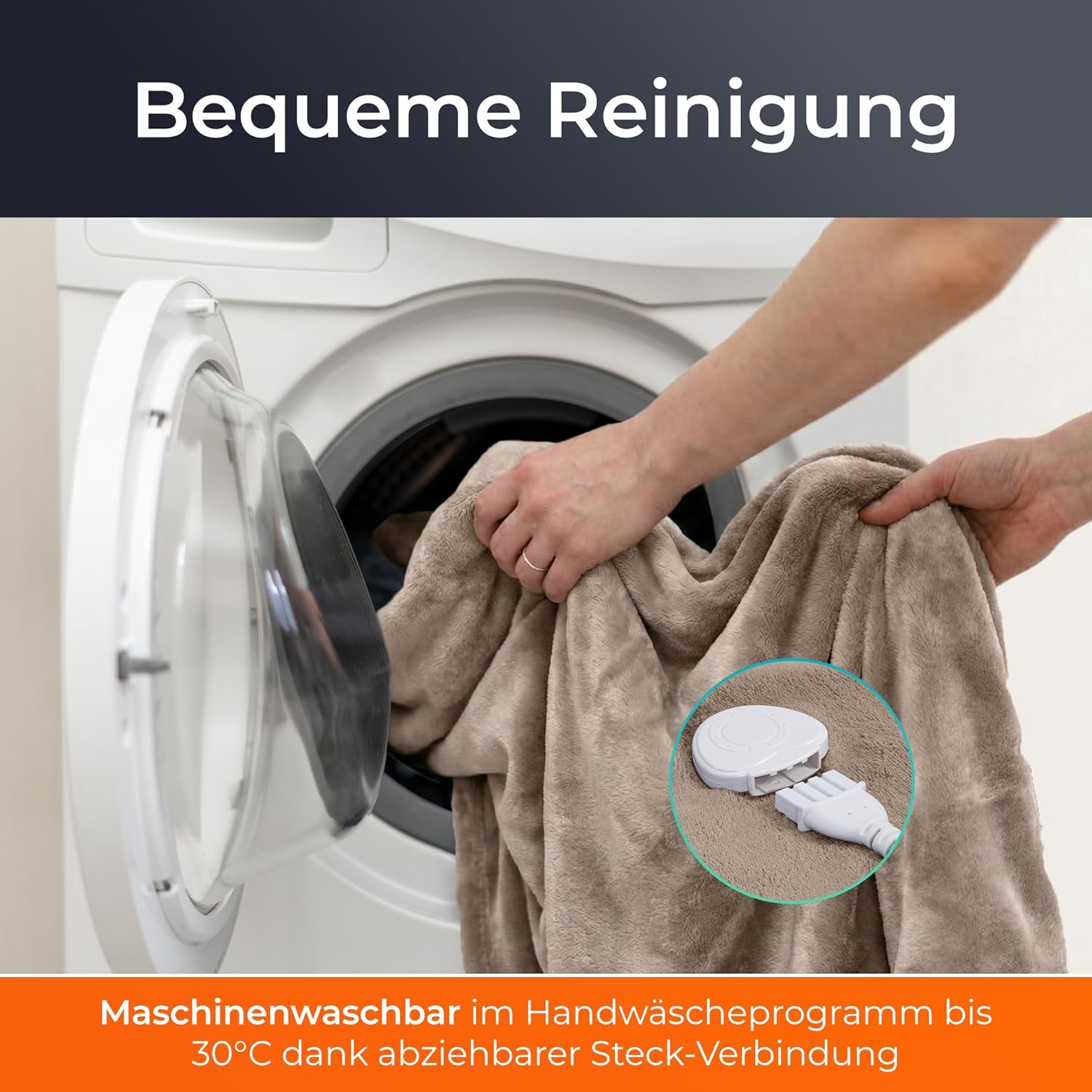Eine Hand lädt eine braune Decke in eine Waschmaschine. Ein Stecker ist zu sehen.