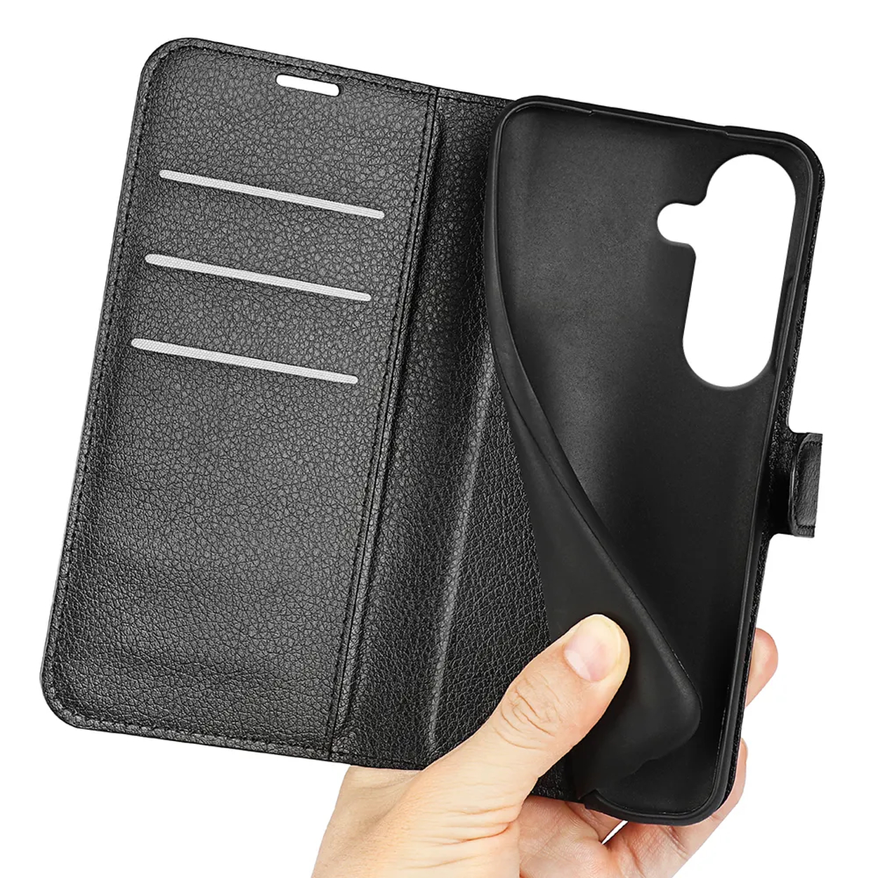 Zwarte leren flip telefoonhoes met kaartsleuven, in de hand gehouden.