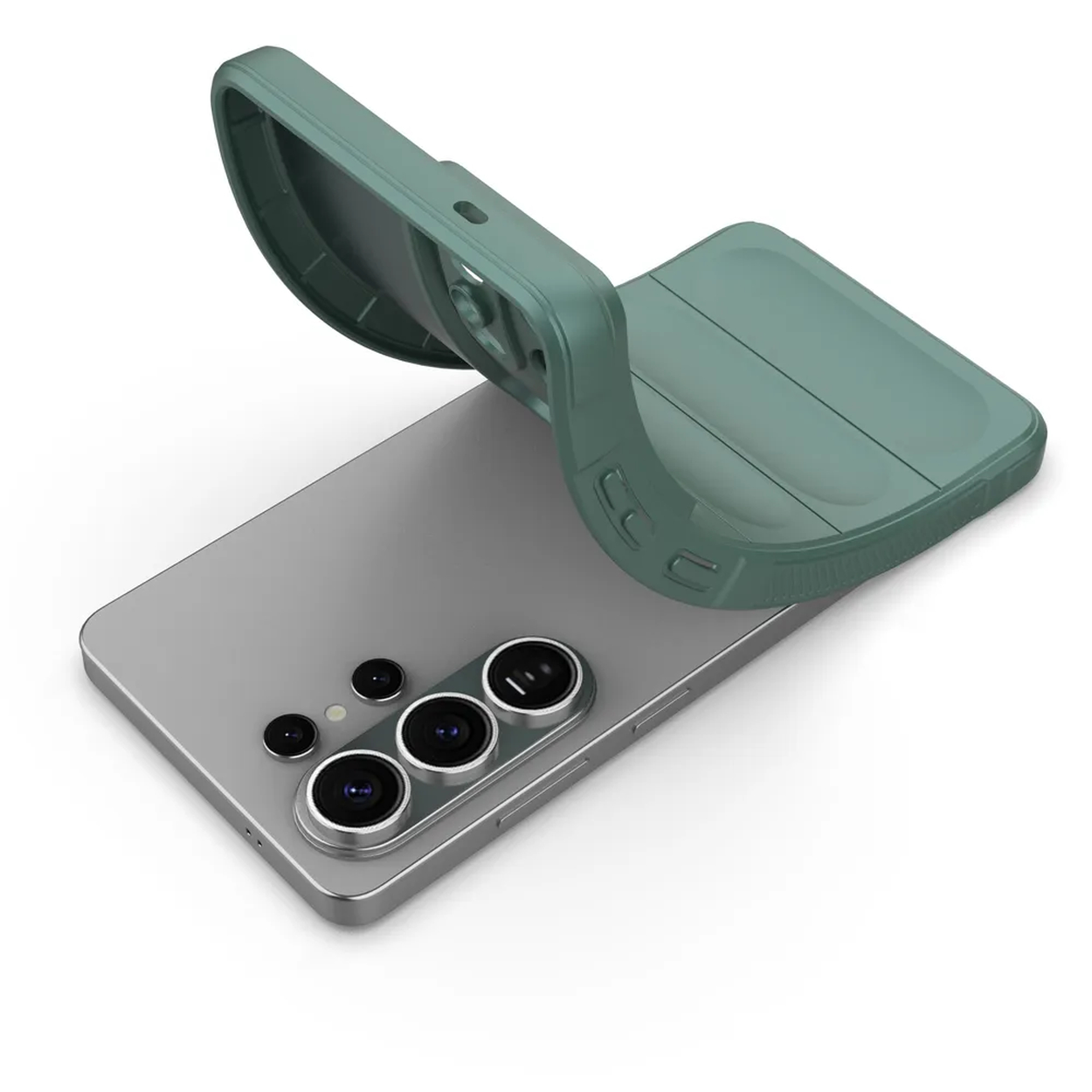 Een groen telefoonhoesje wordt op een zilveren smartphone geplaatst. Drie camera's zichtbaar.