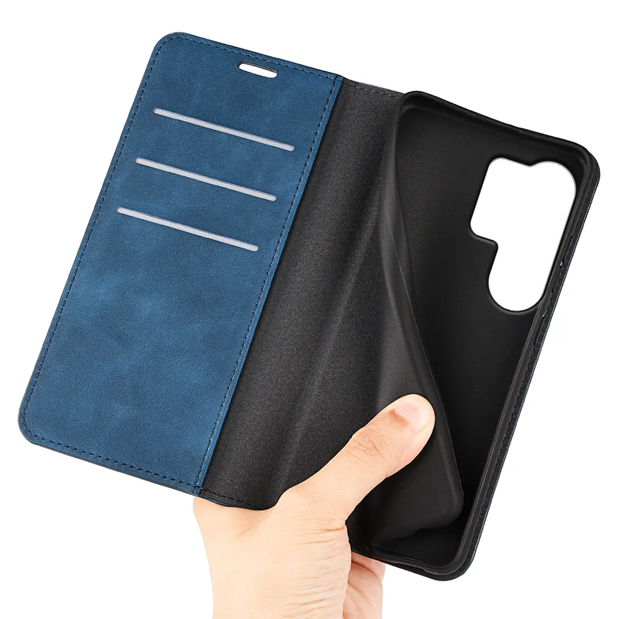 Coque de téléphone bleue à rabat avec fentes pour cartes, tenue par une main.