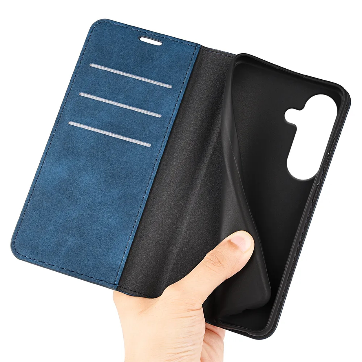 Blauw telefoonhoesje met drie sleuven, vastgehouden door een hand.