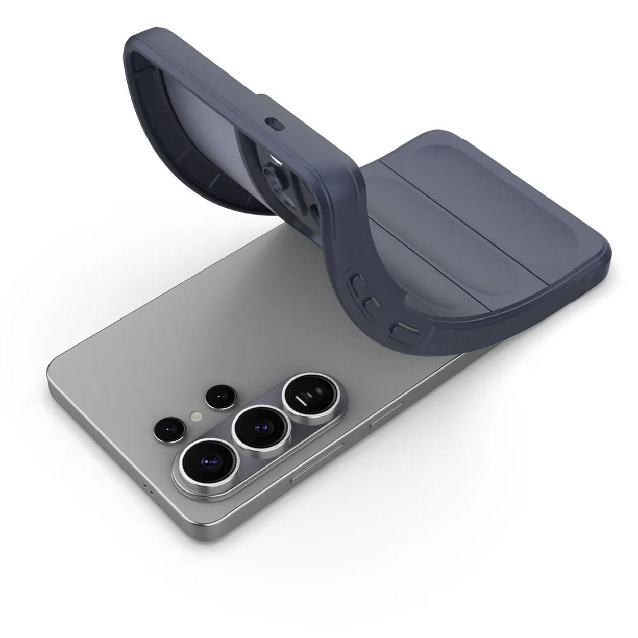 Een grijze telefoonhoes wordt op een zilveren smartphone geplaatst. Meerdere camera's zichtbaar.