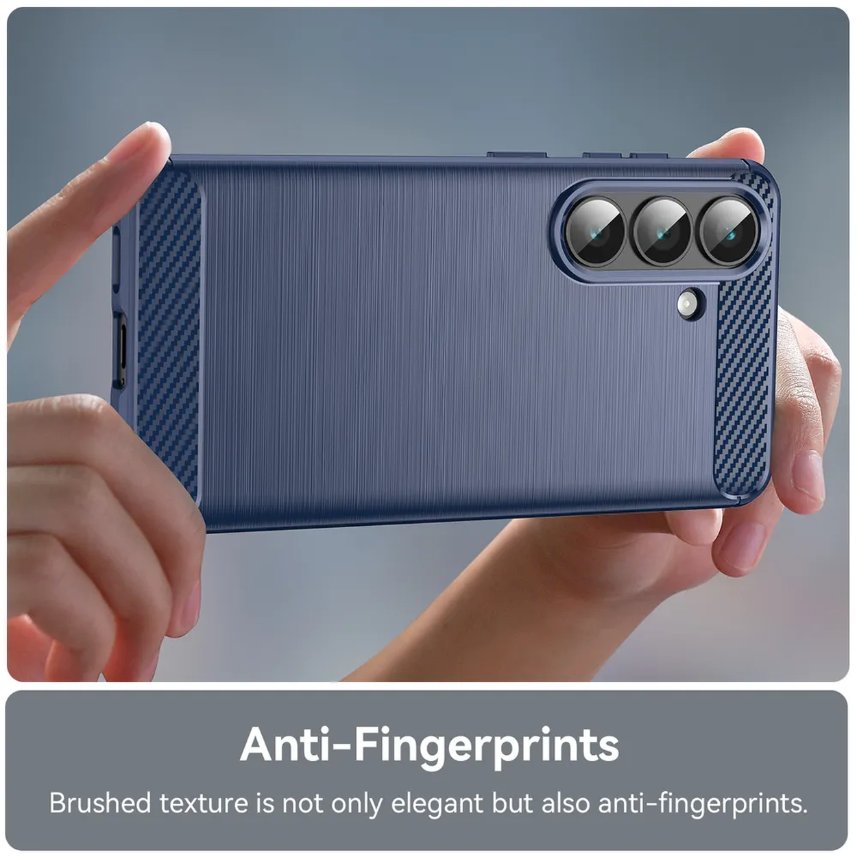 Een persoon houdt een blauwe telefoon vast met geborstelde textuur en koolstofvezel accenten.