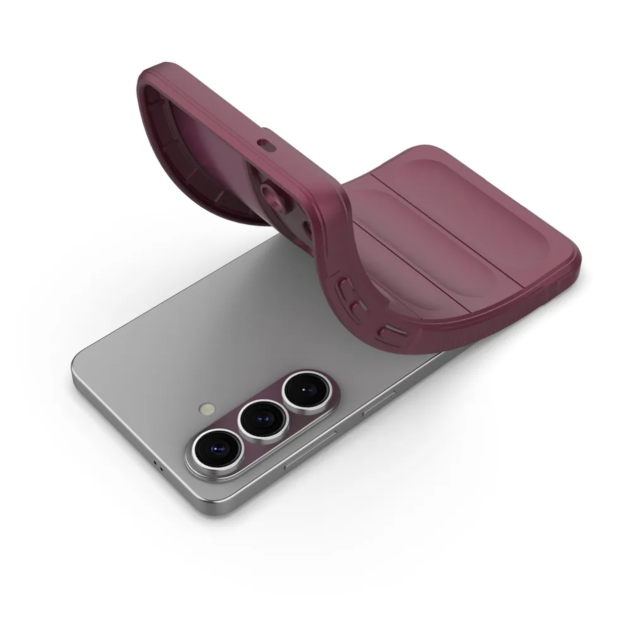 Un étui de téléphone marron est placé sur un smartphone argenté avec trois caméras.