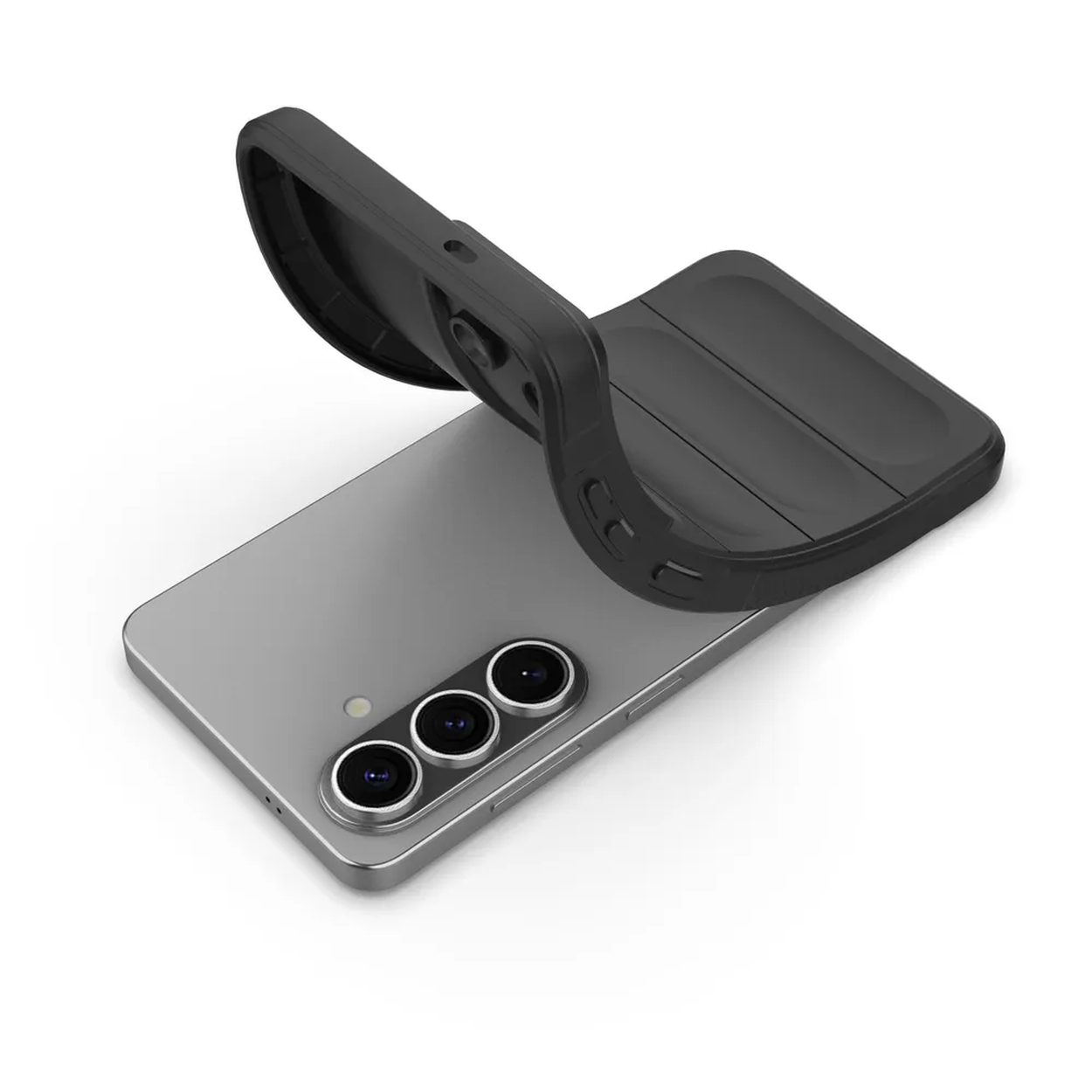 Een zwarte telefoonhoes wordt over een zilveren smartphone met drie camera's gelegd.
