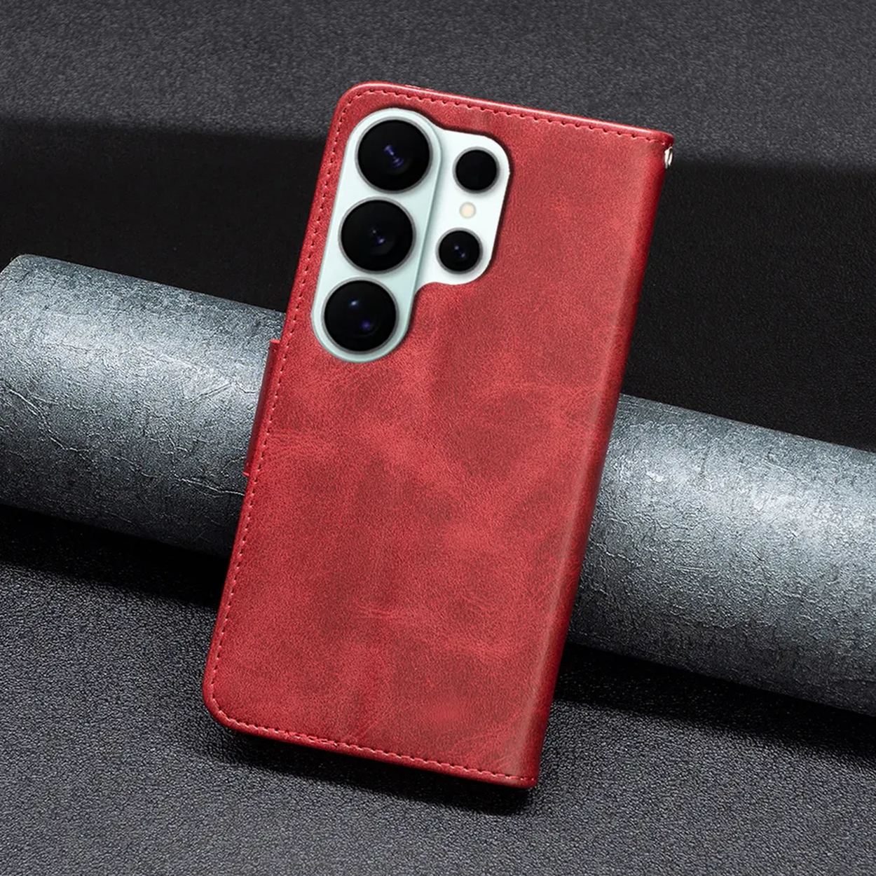 Coque de téléphone rouge avec module caméra sur fond sombre.