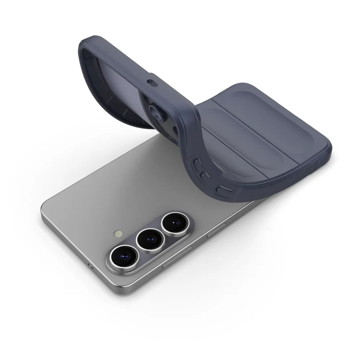 Grijze telefoonhoes wordt over een zilveren smartphone met drie camera's getrokken.