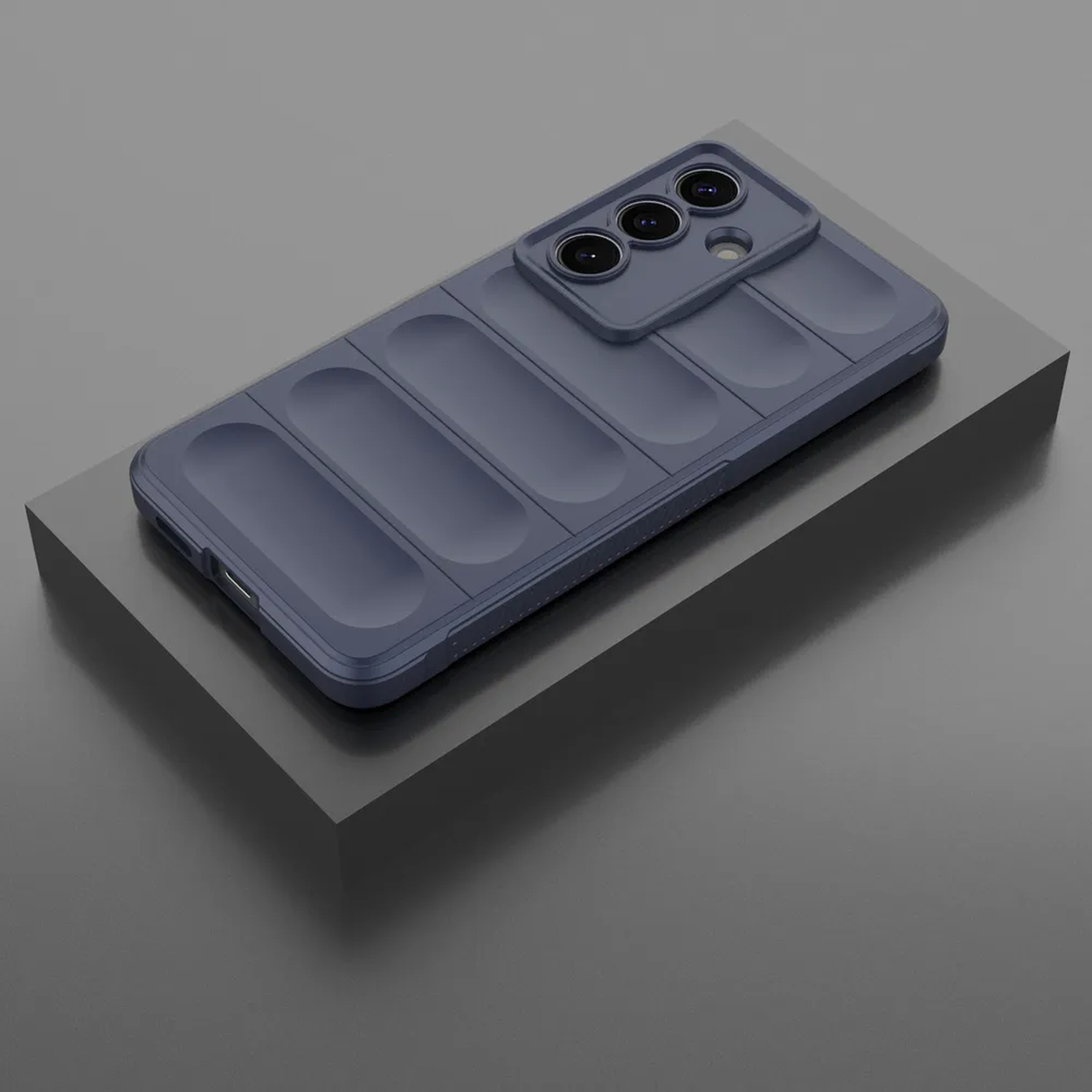 Een donkerblauwe telefoonhoes met ribbels, op een grijze sokkel.