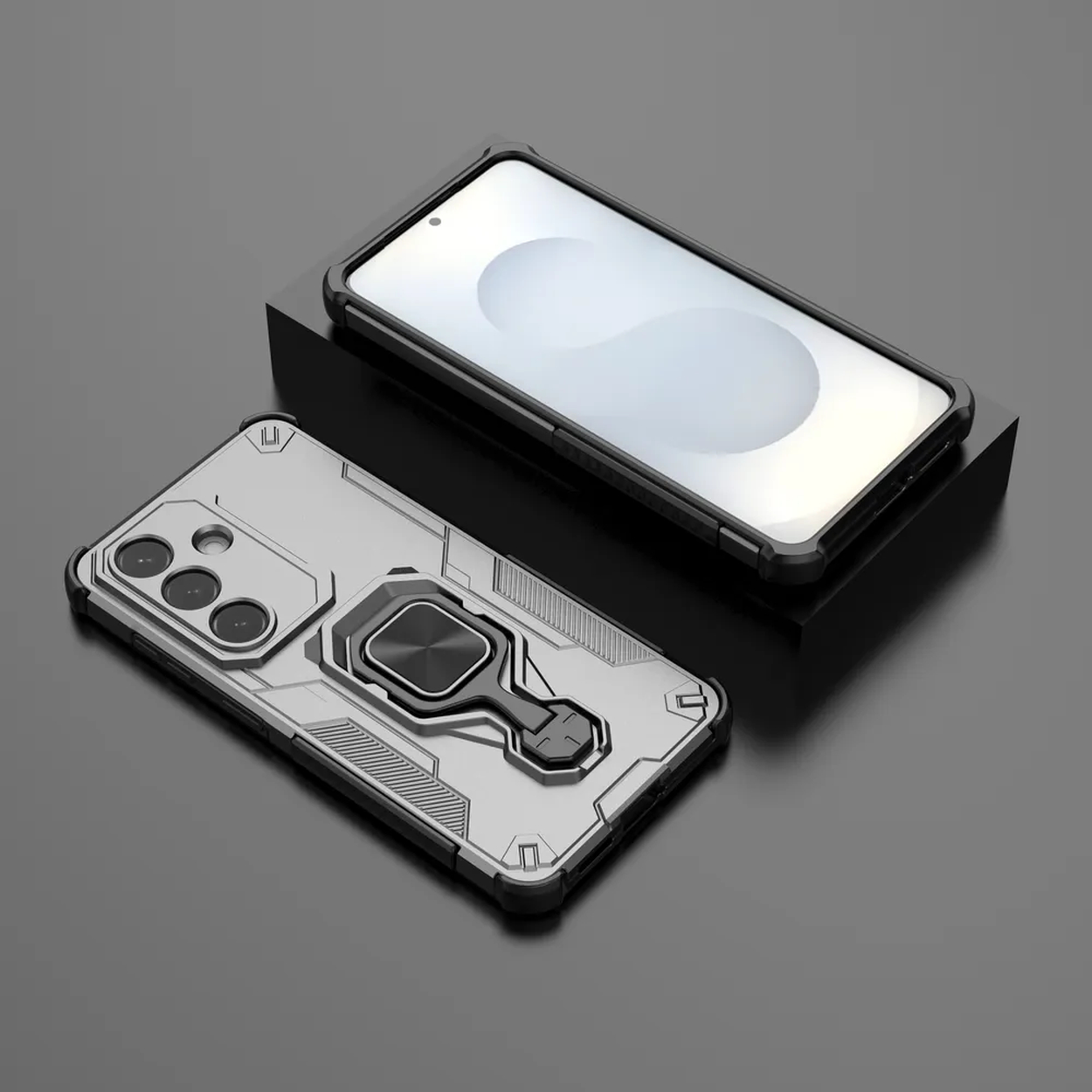 Zilveren telefoonhoes met ringhouder en drie cameralenzen.
