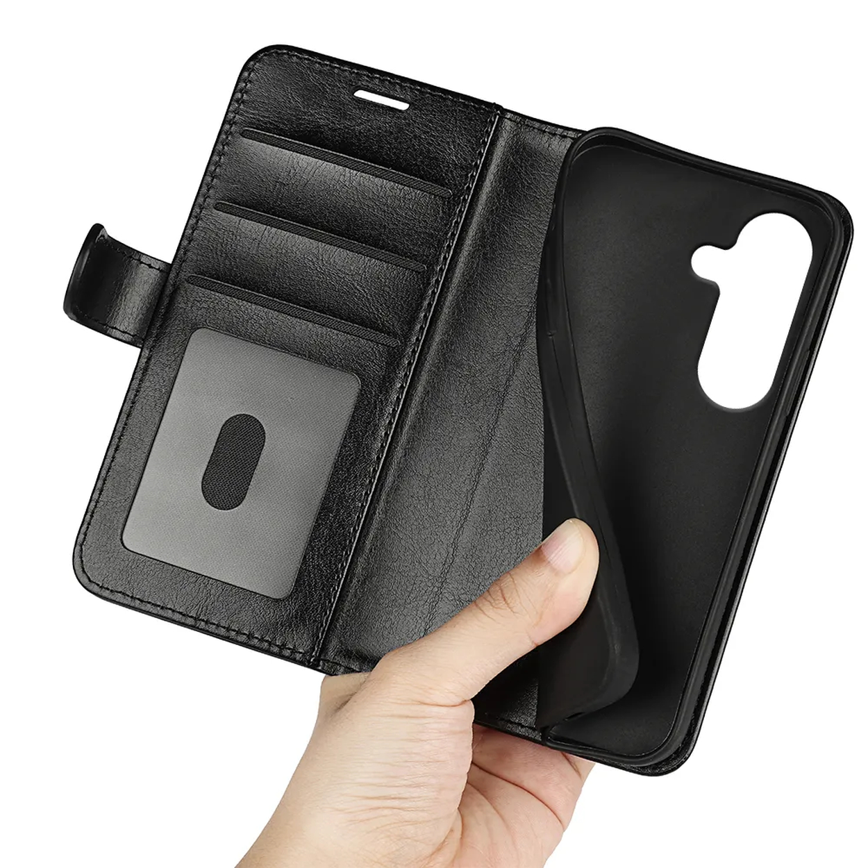 Une main tient un étui de téléphone portefeuille en cuir noir ouvert, avec fentes.