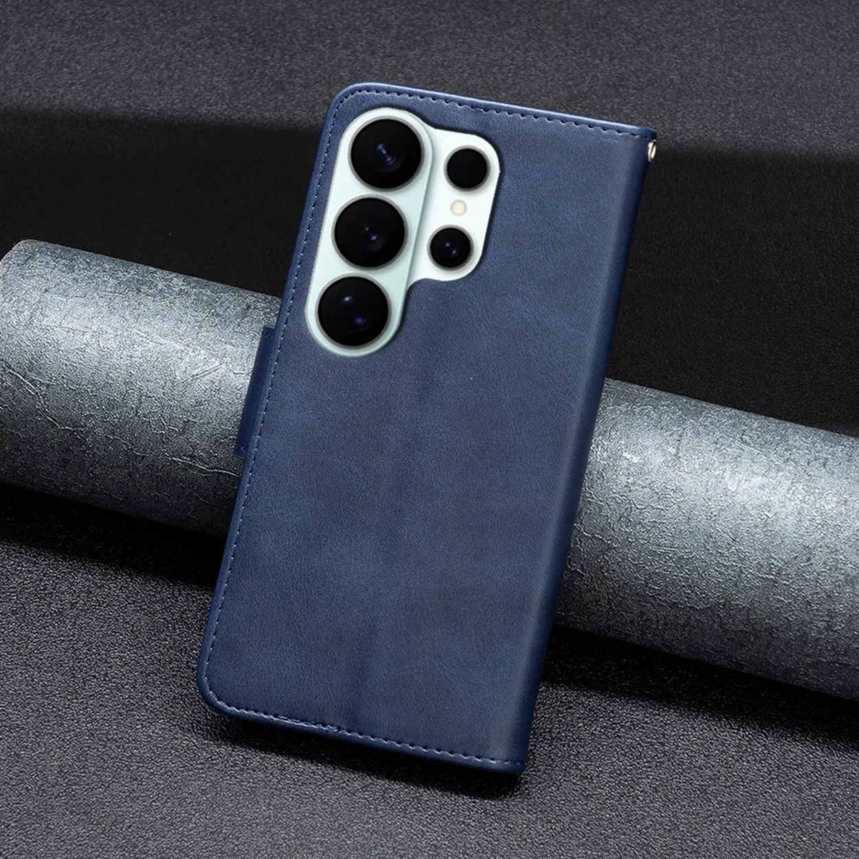 Un étui de téléphone en cuir bleu avec plusieurs objectifs d'appareil photo est affiché sur une surface texturée.
